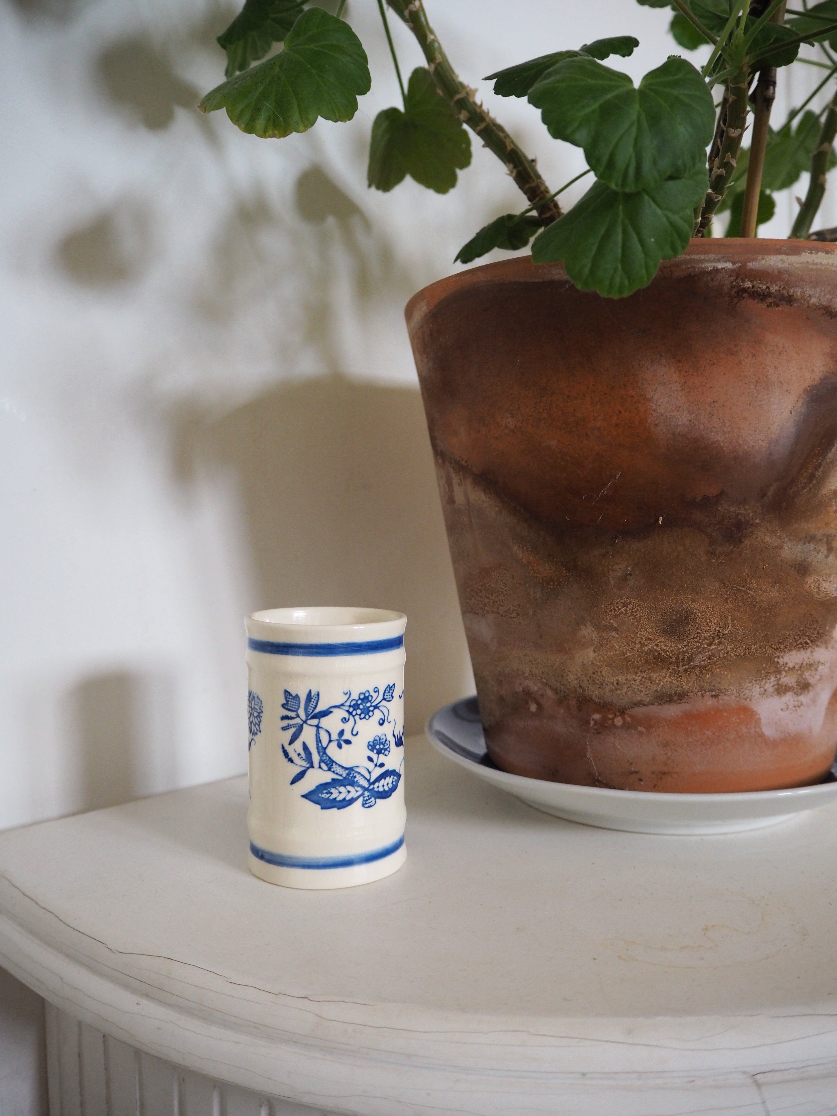Mini fajance vase m. blå blomster
