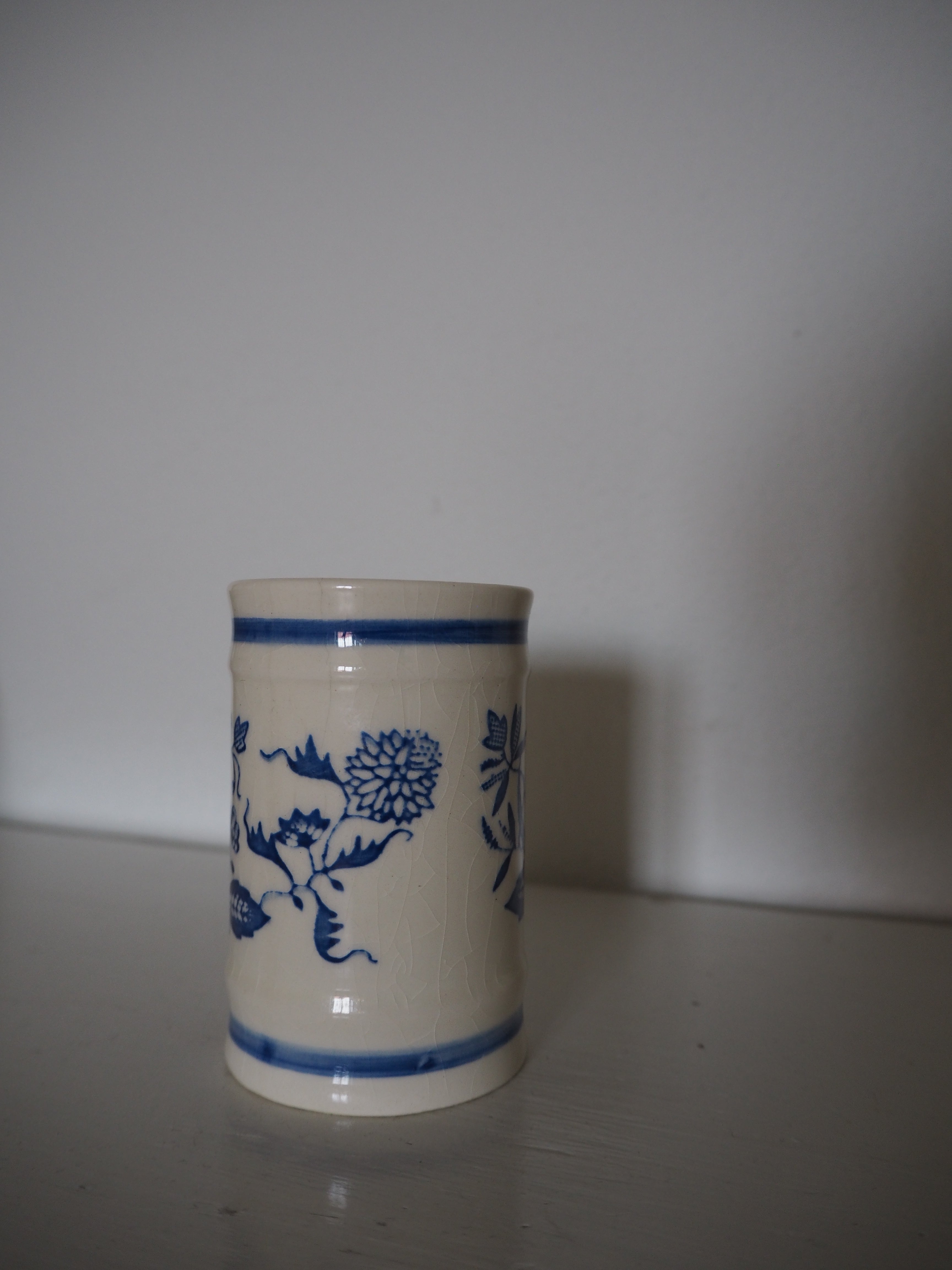 Mini fajance vase m. blå blomster
