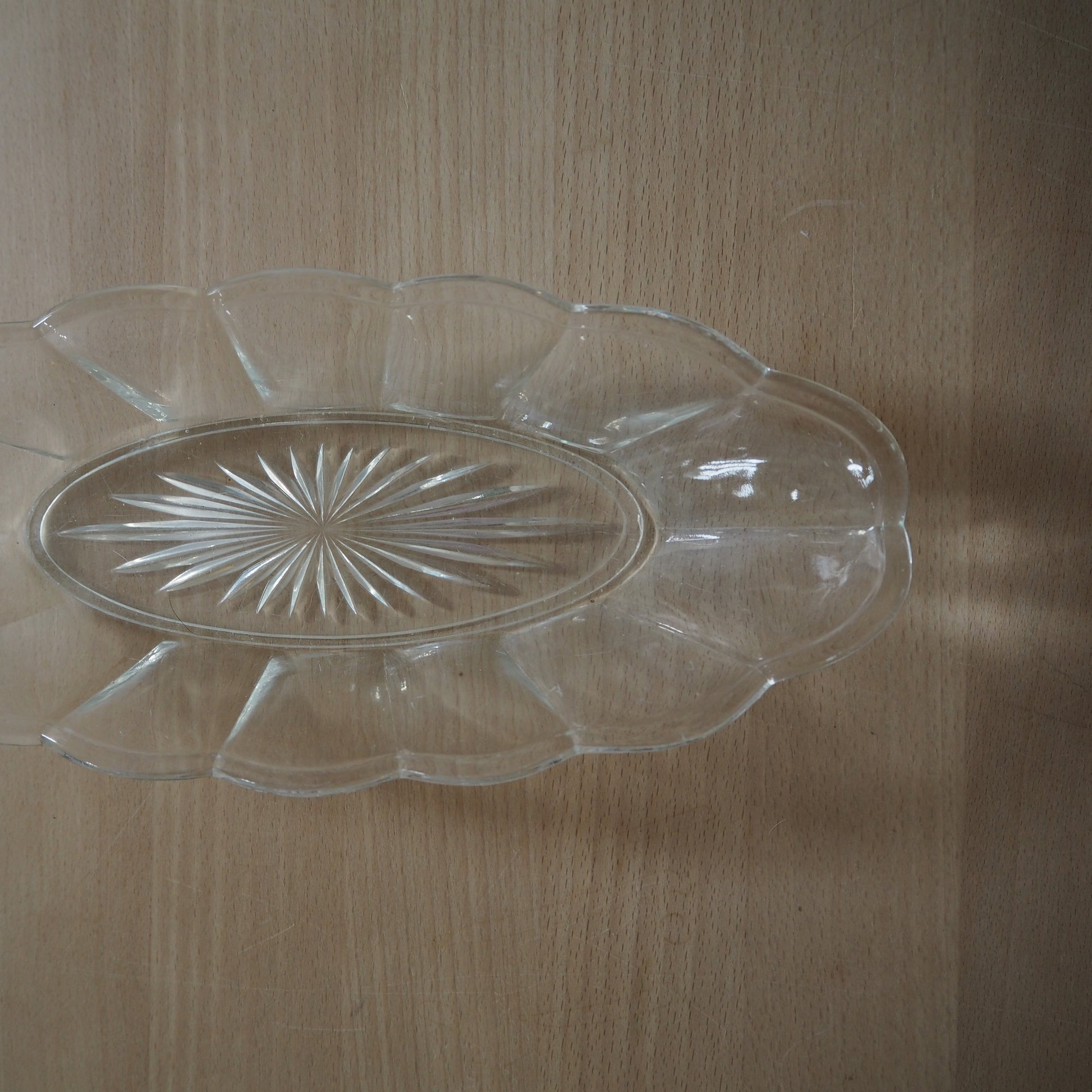 Oval glasfad med tillukket stjerne