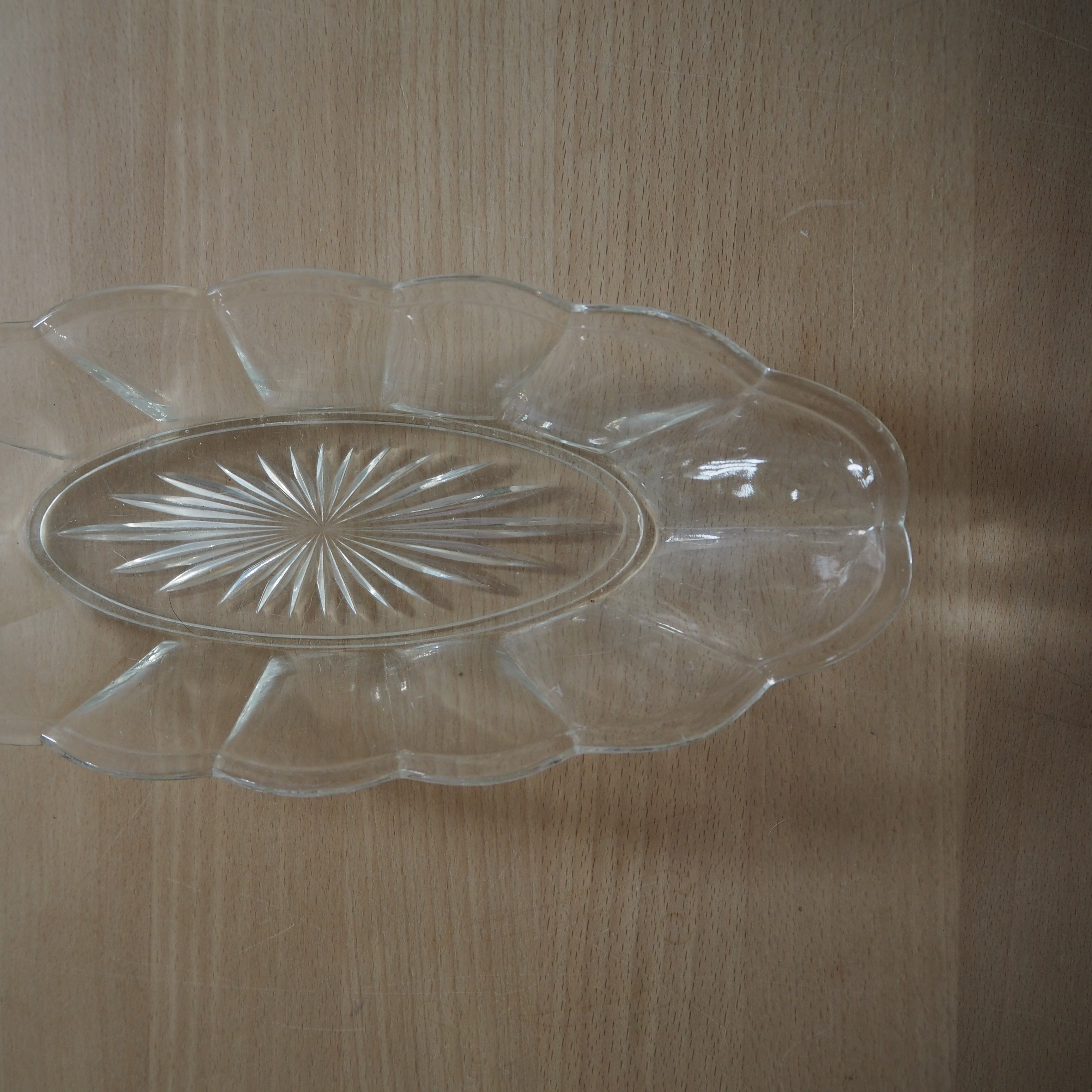 Oval glasfad med tillukket stjerne