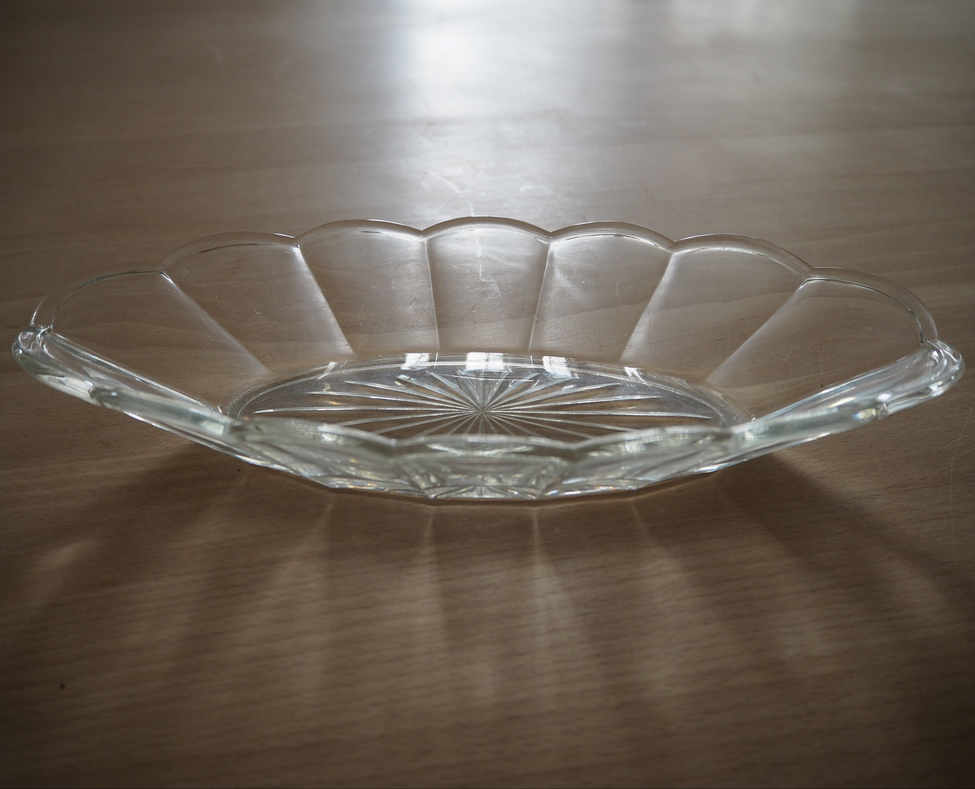 Oval glasfad med tillukket stjerne
