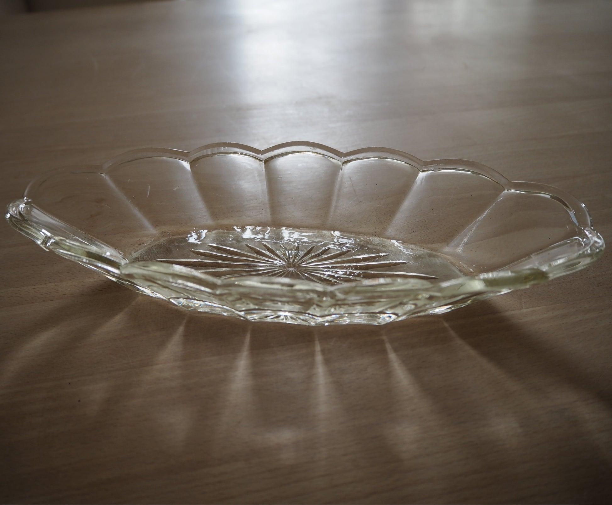 Oval glasfad med stjerne-detalje
