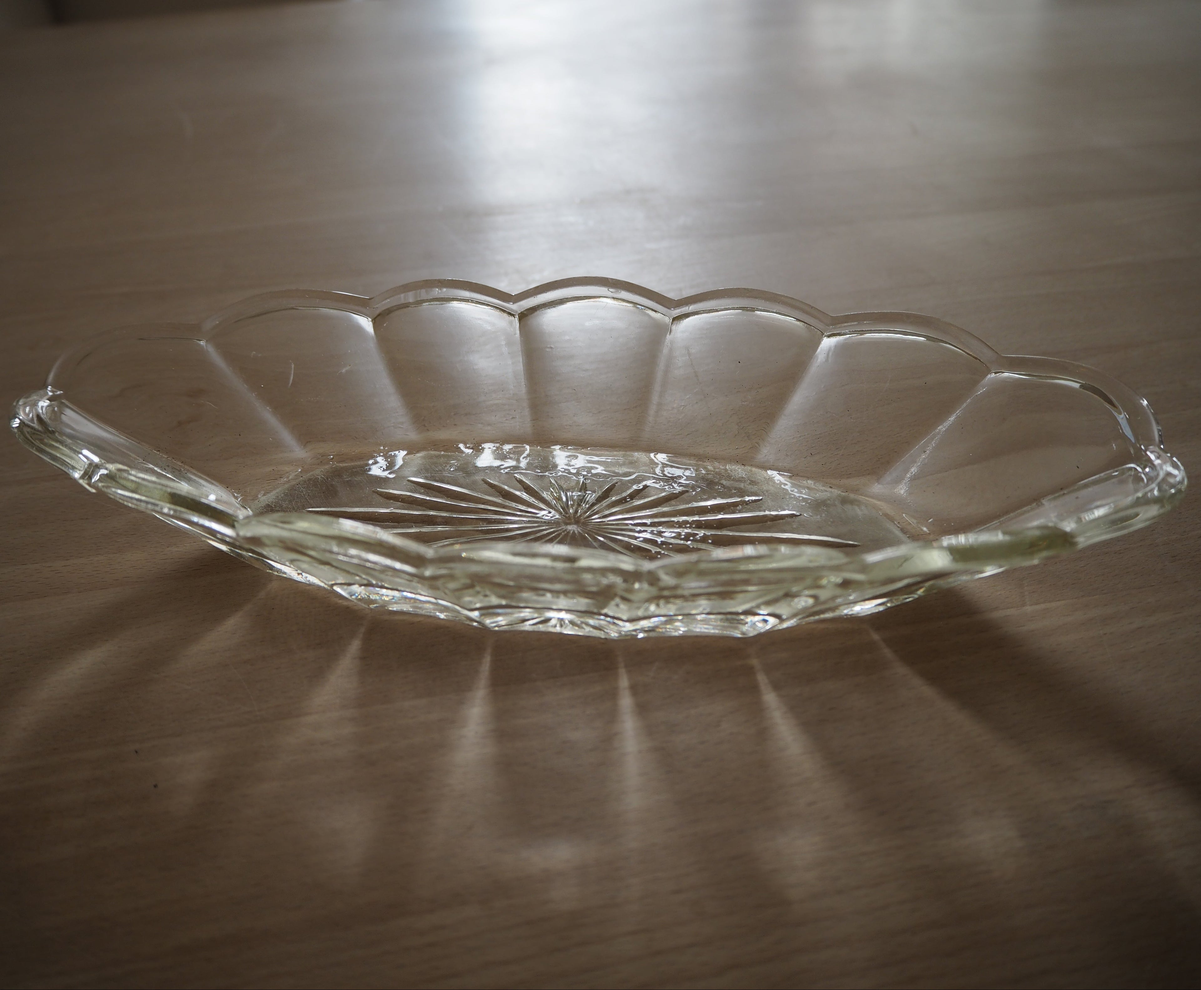 Oval glasfad med stjerne-detalje