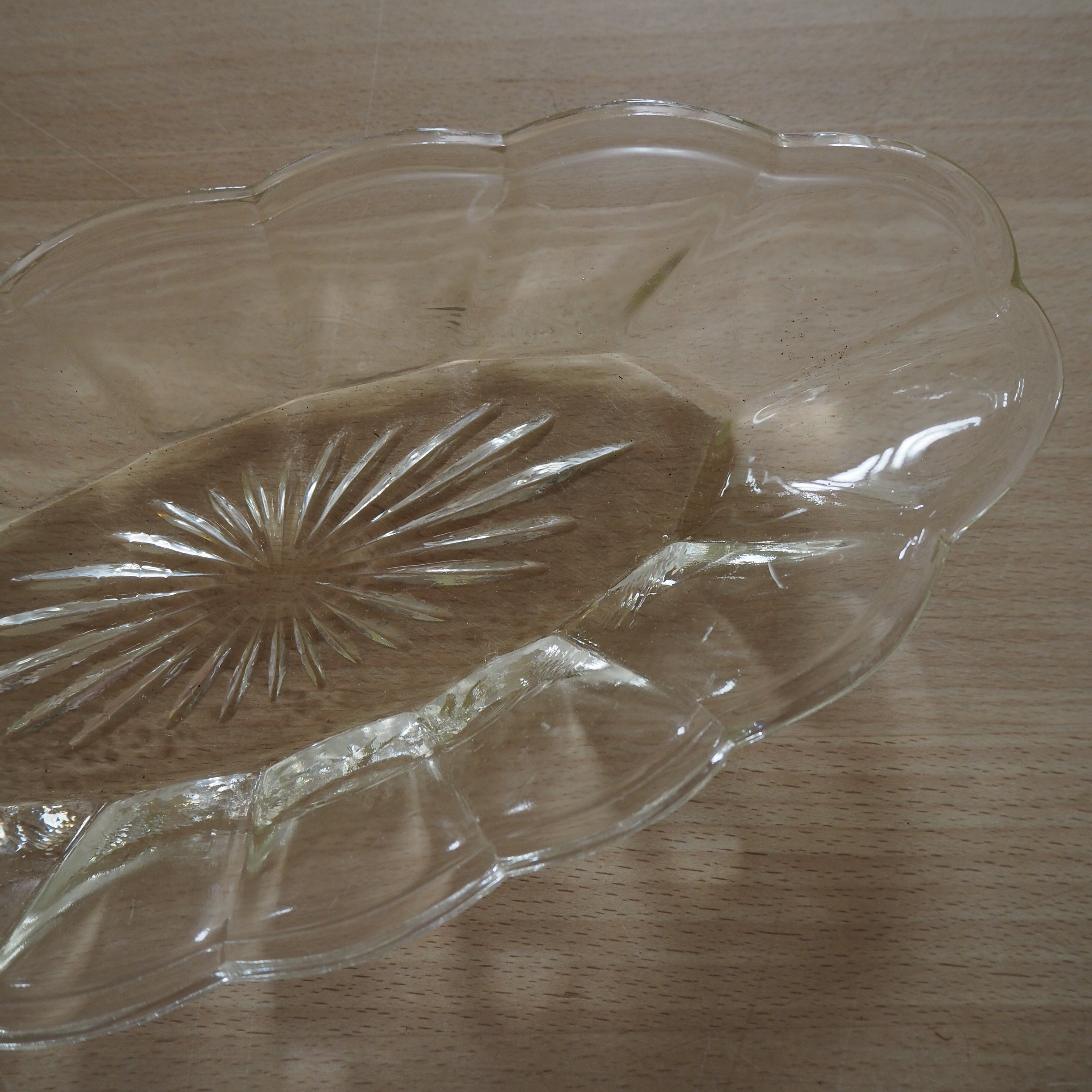 Oval glasfad med stjerne-detalje