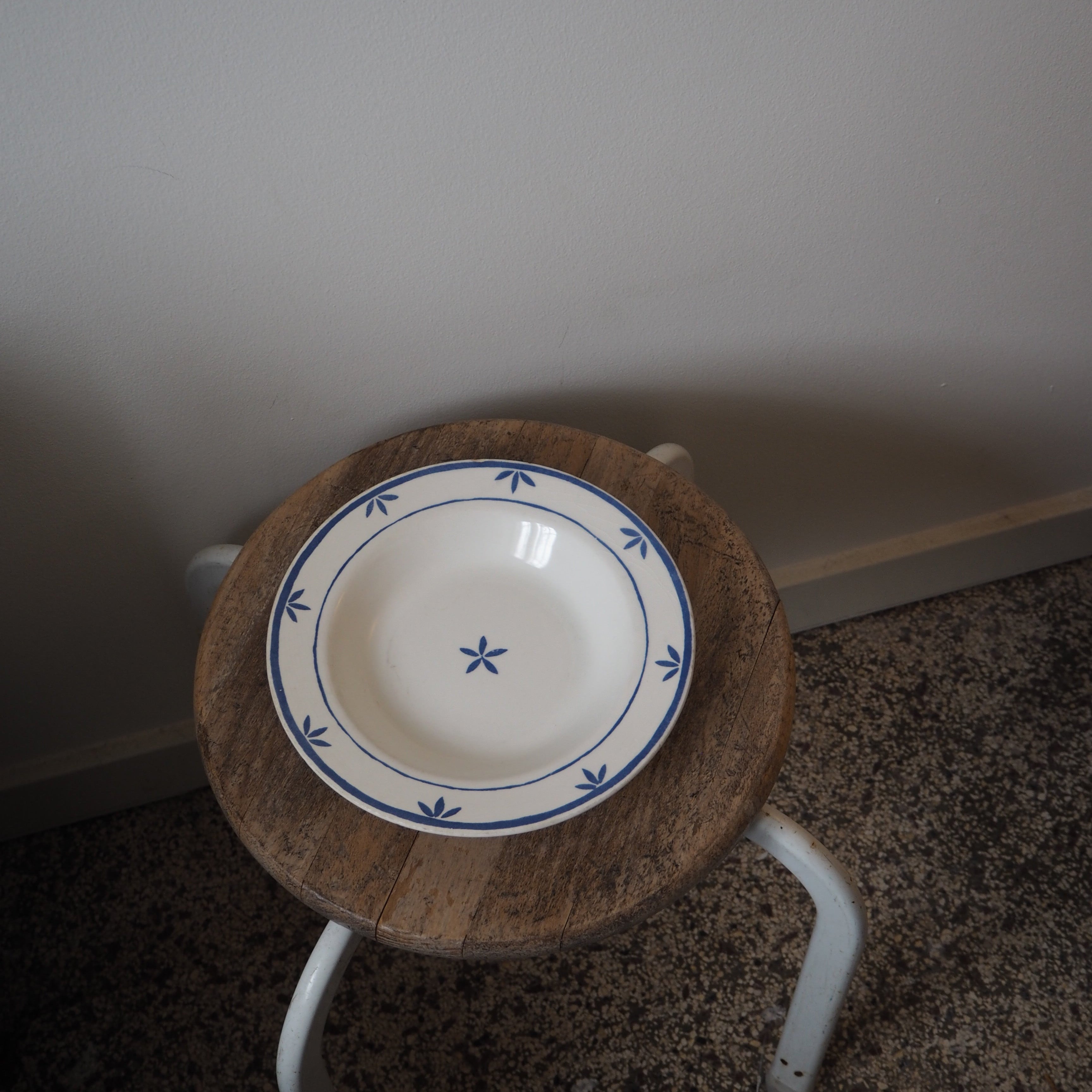 Italiensk vintage dyb fajance tallerken