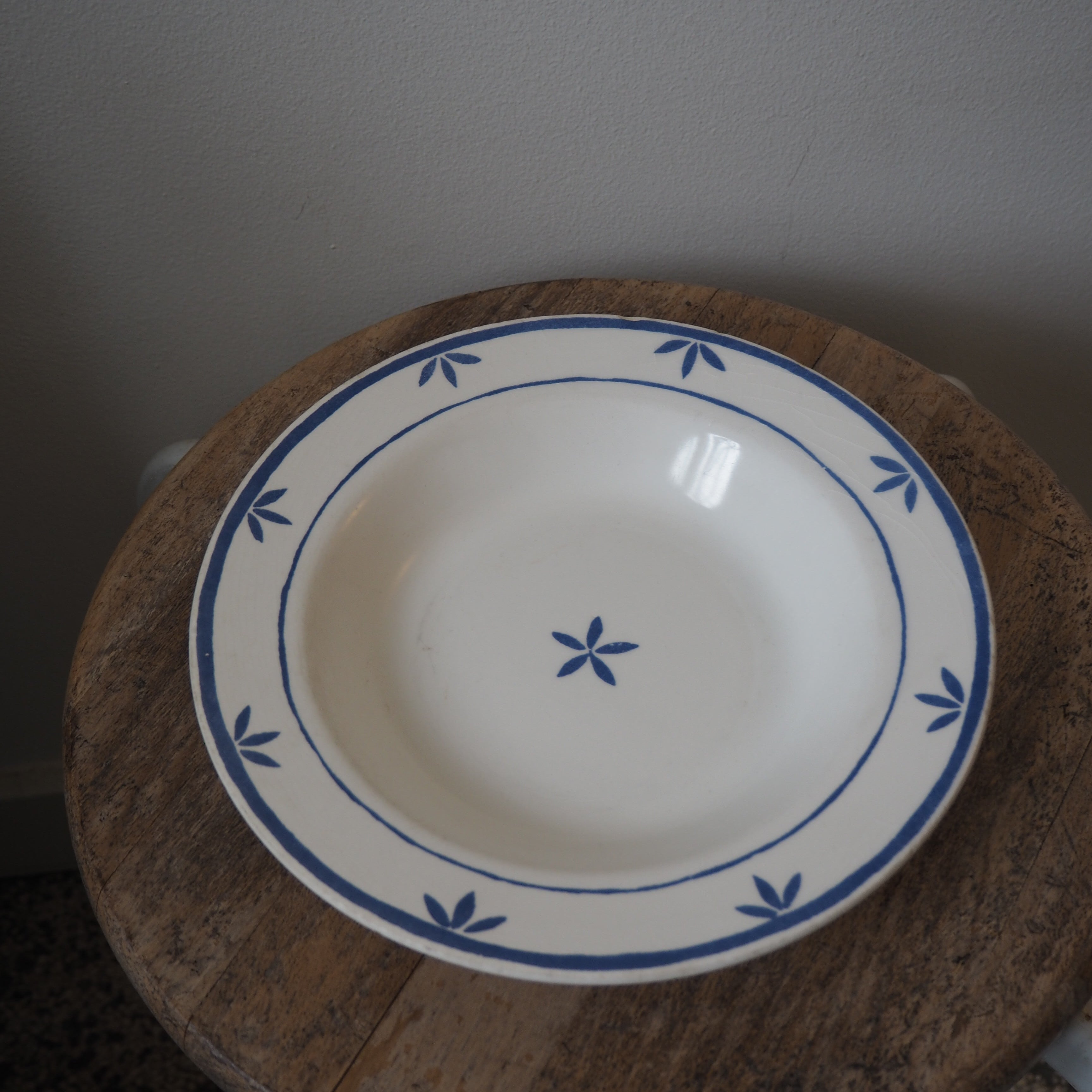 Italiensk vintage dyb fajance tallerken
