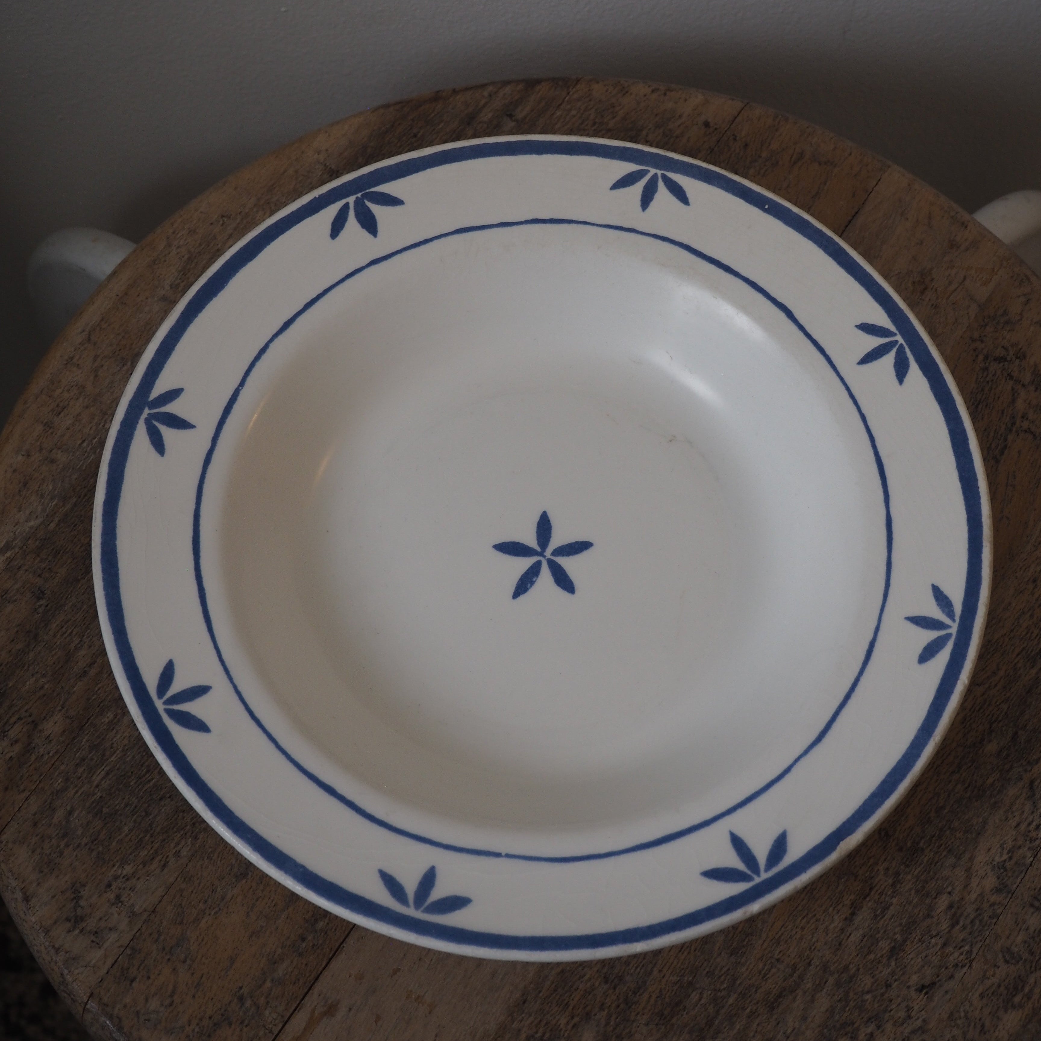 Italiensk vintage dyb fajance tallerken