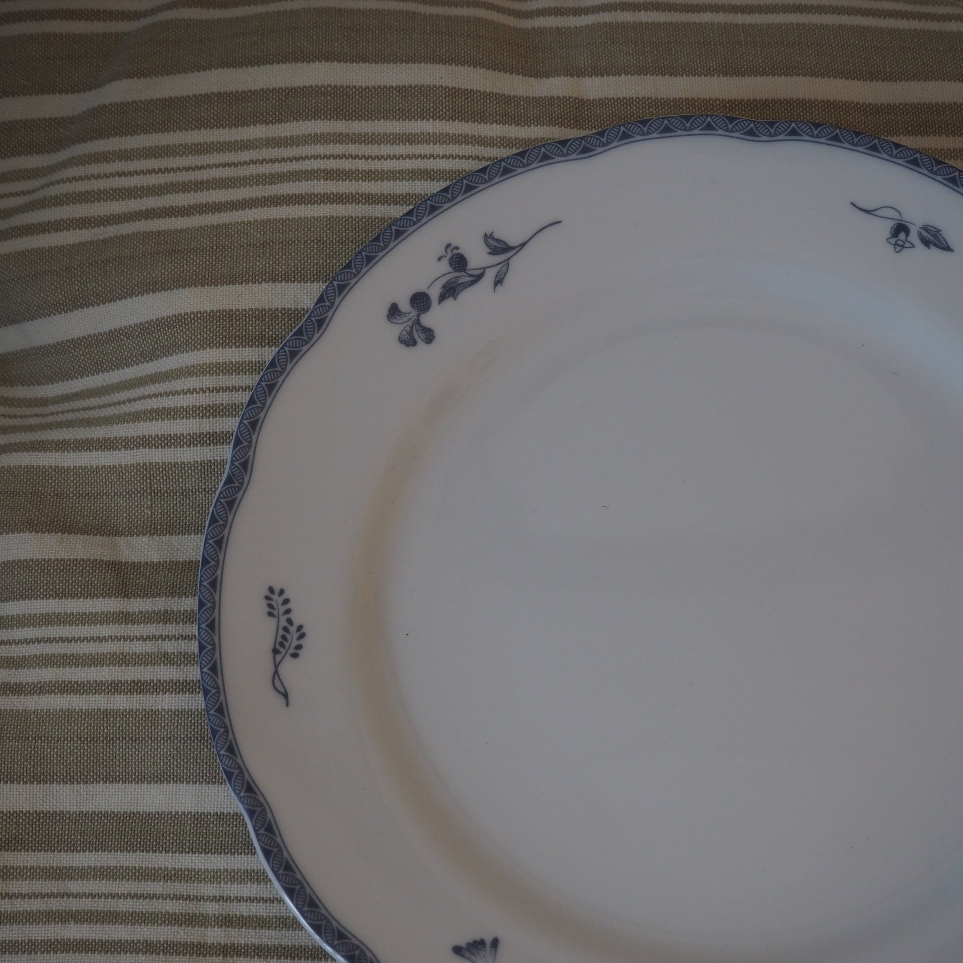 Svensk porcelæns frokosttallerken
