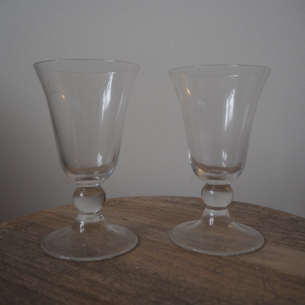 Vinglas m. kugleformet stilk