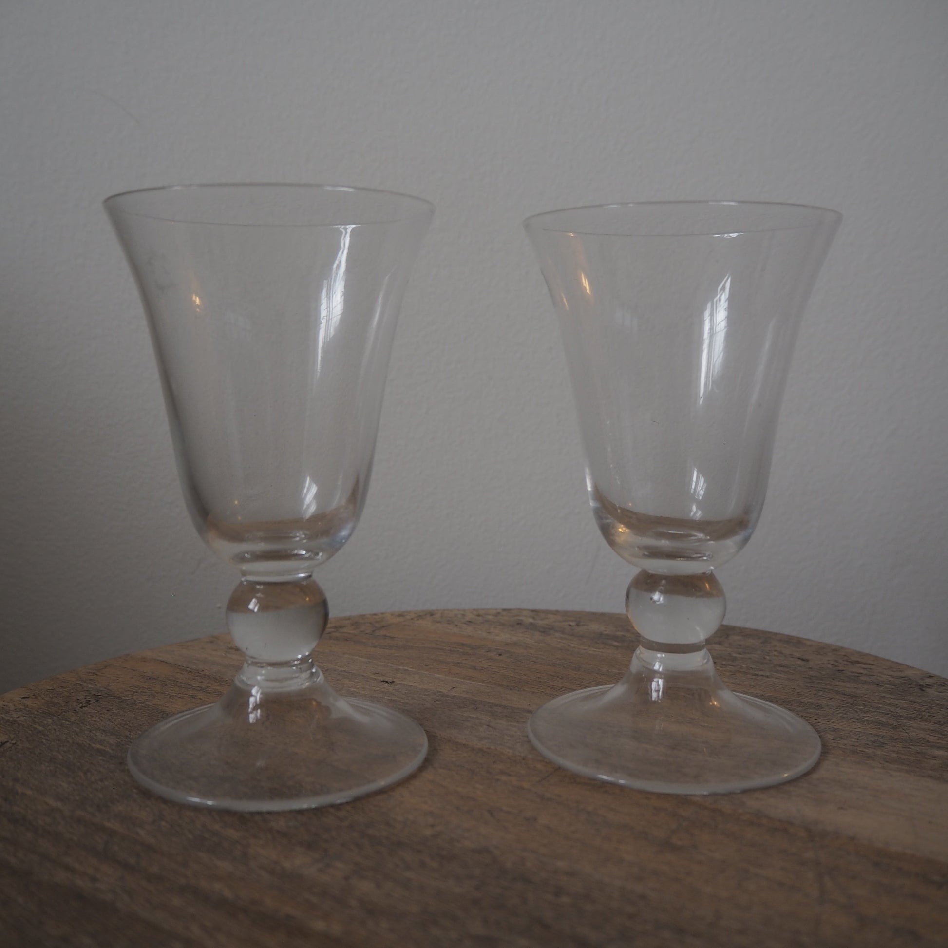Vinglas m. kugleformet stilk