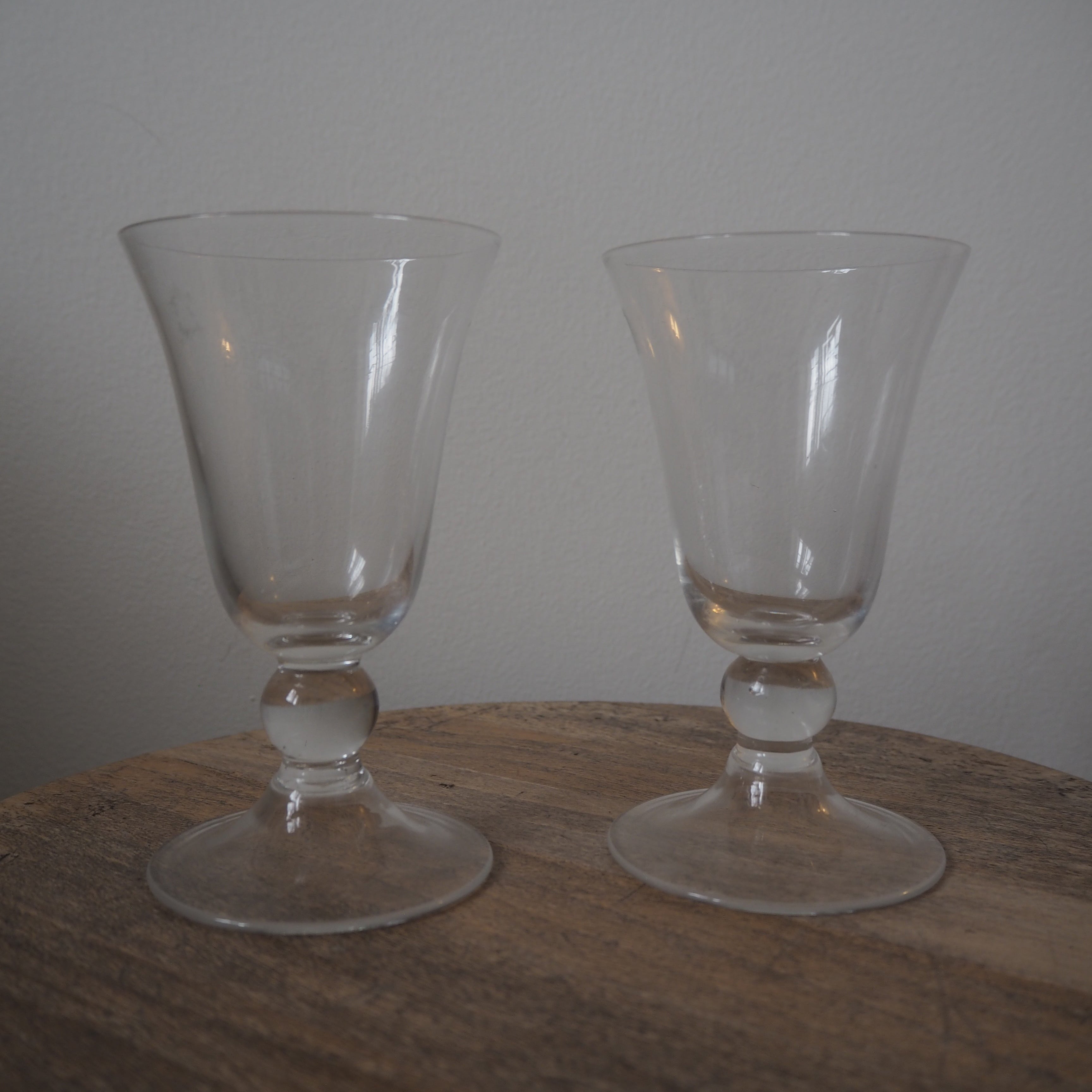 Vinglas m. kugleformet stilk