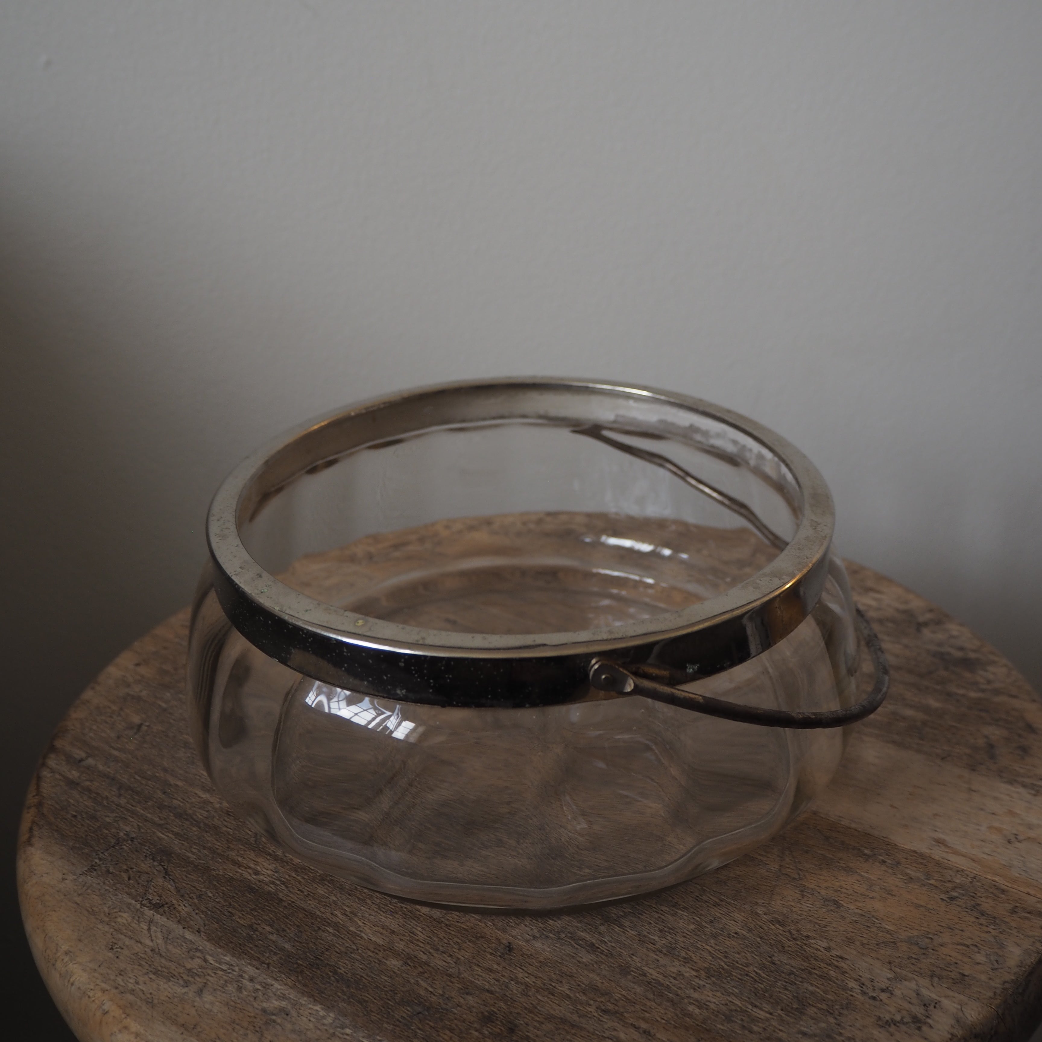 Antik glasskål m. metalhank