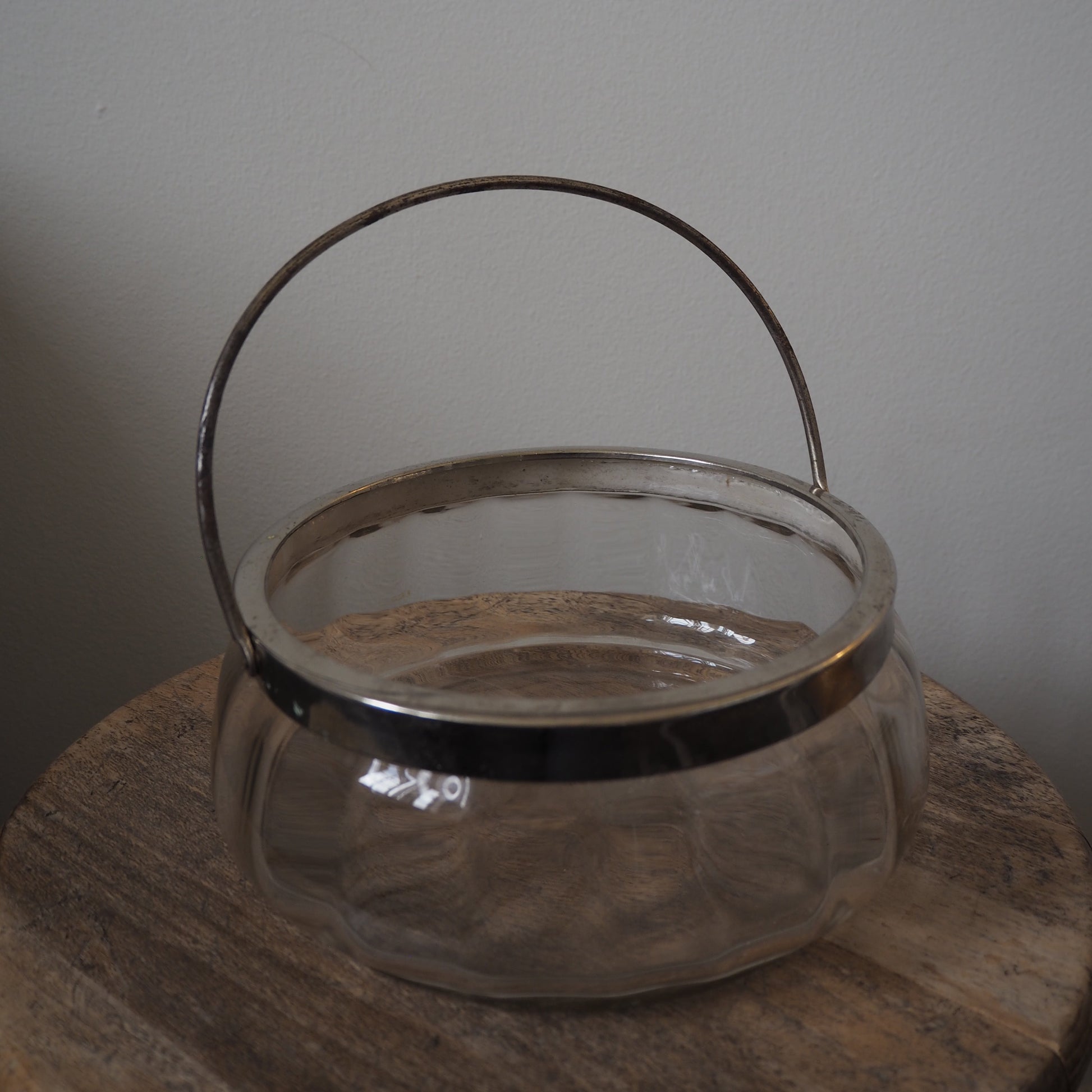 Antik glasskål m. metalhank