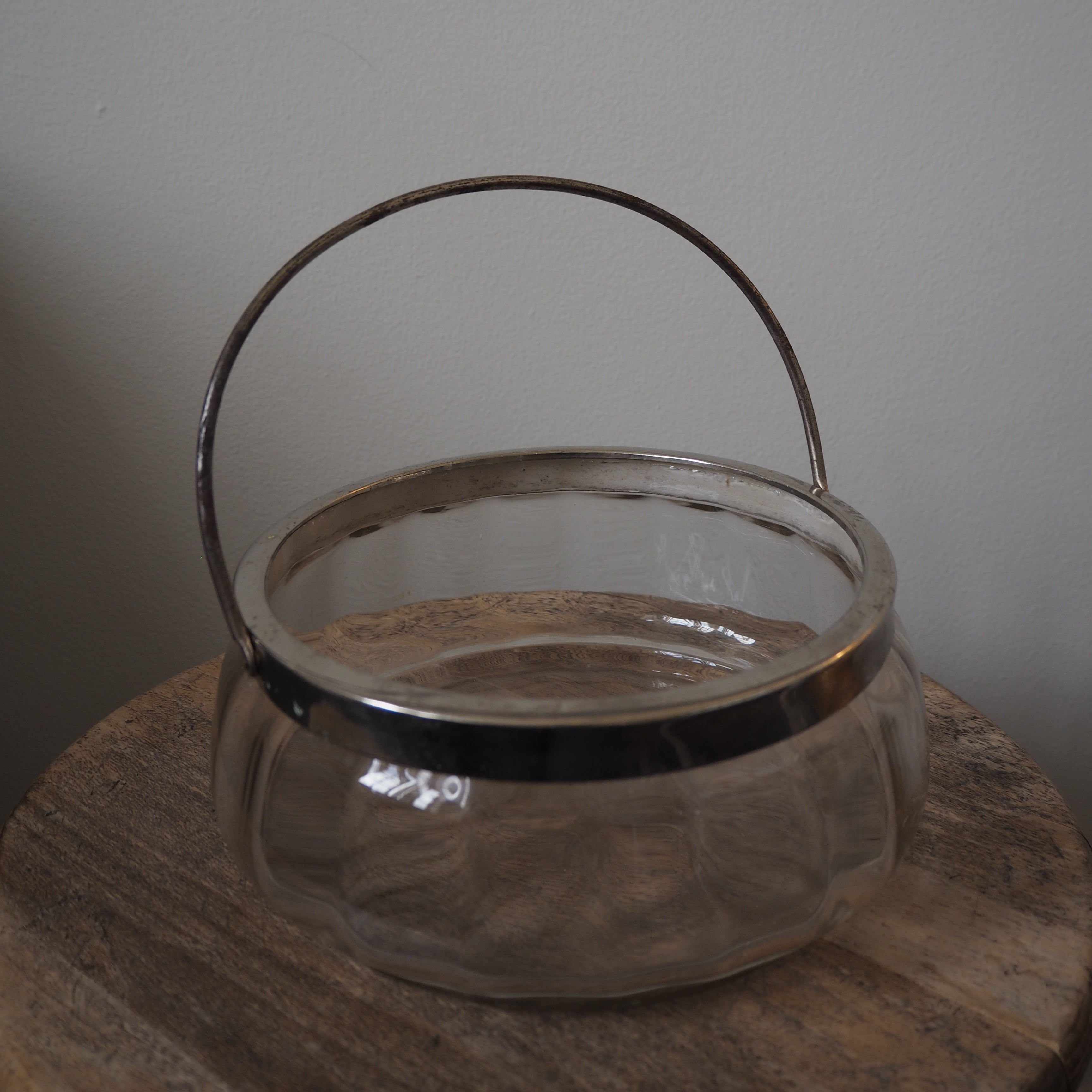 Antik glasskål m. metalhank