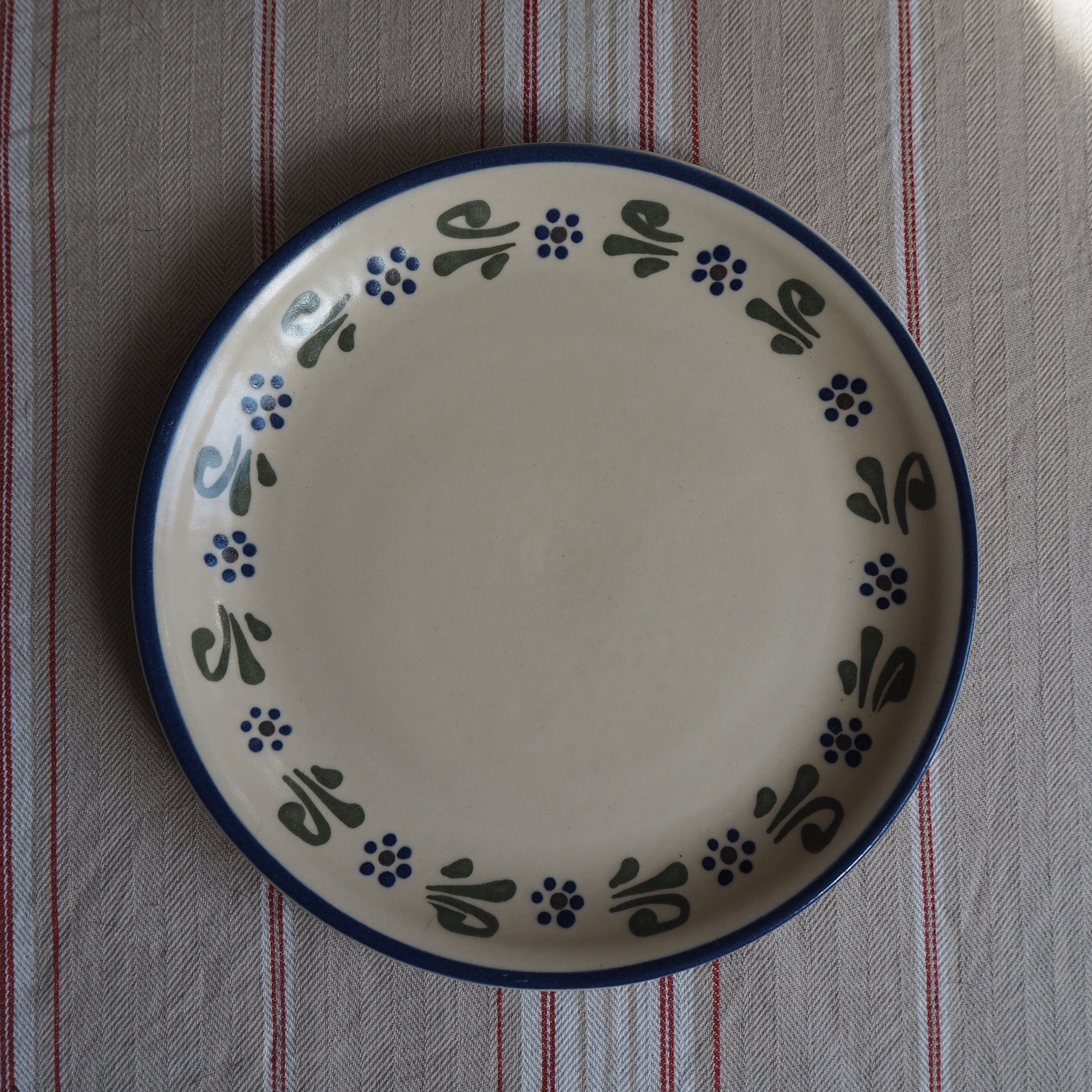 Cremefarvet frokosttallerken m. blå/grønne blomster