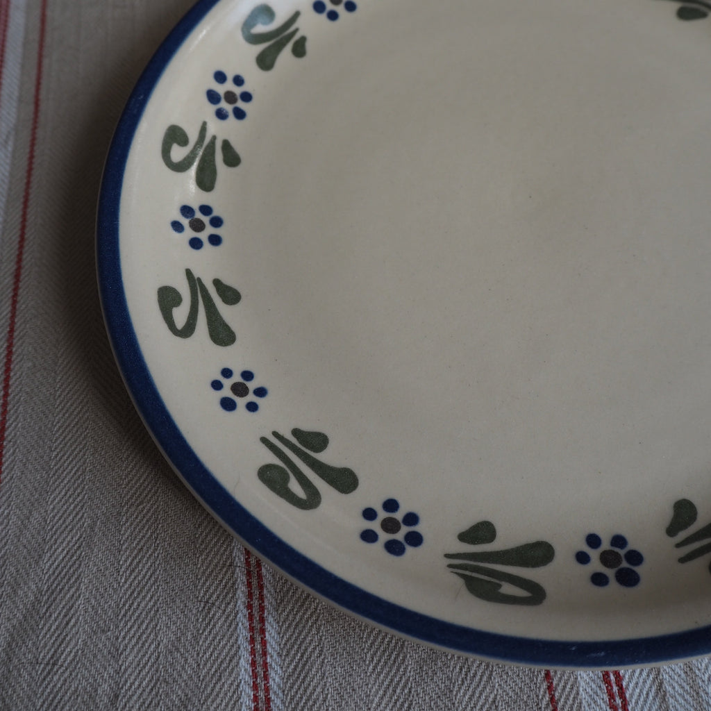 Cremefarvet frokosttallerken m. blå/grønne blomster