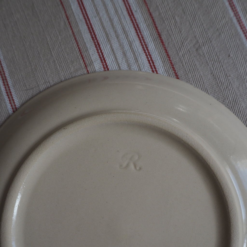 Cremefarvet frokosttallerken m. blå/grønne blomster