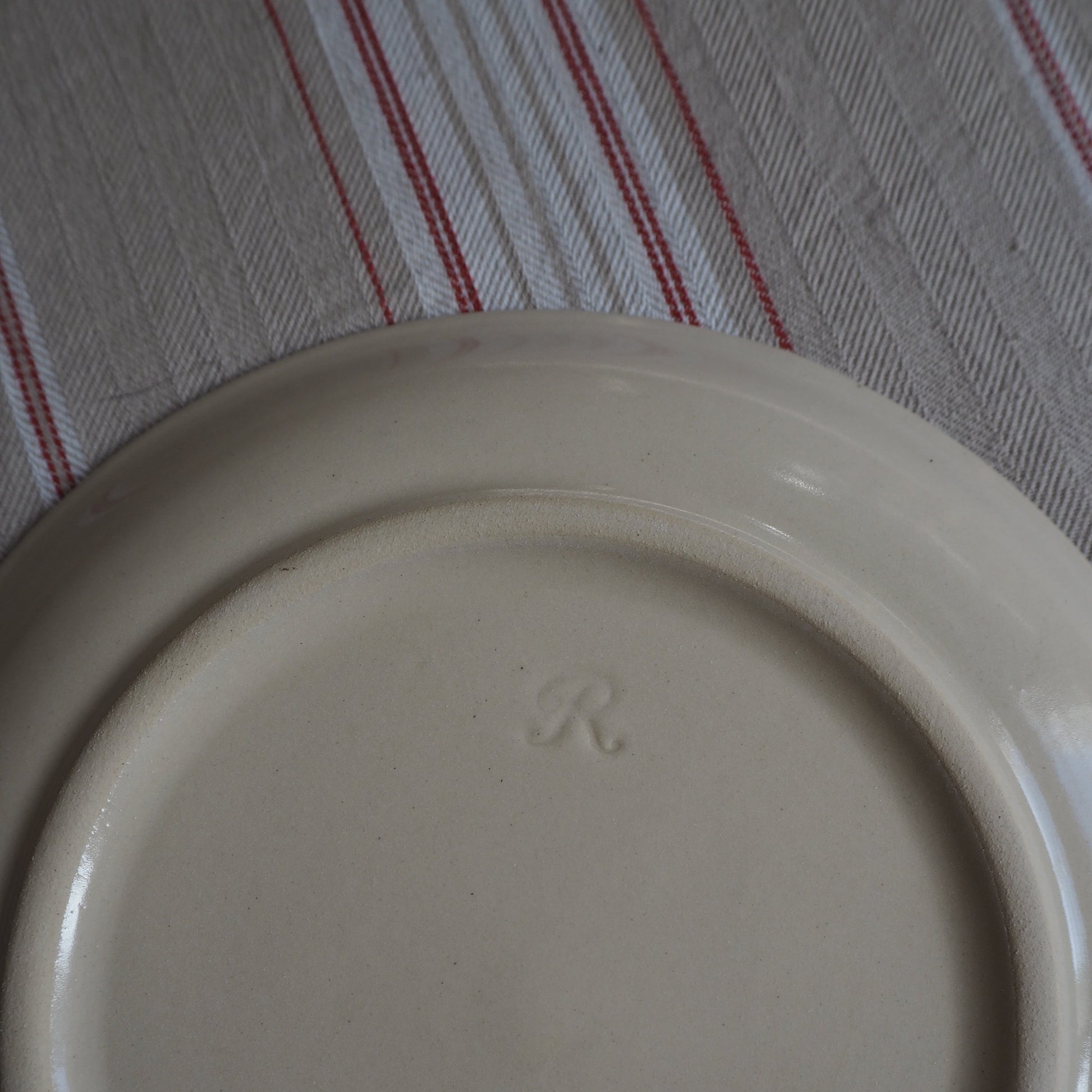 Cremefarvet frokosttallerken m. blå/grønne blomster