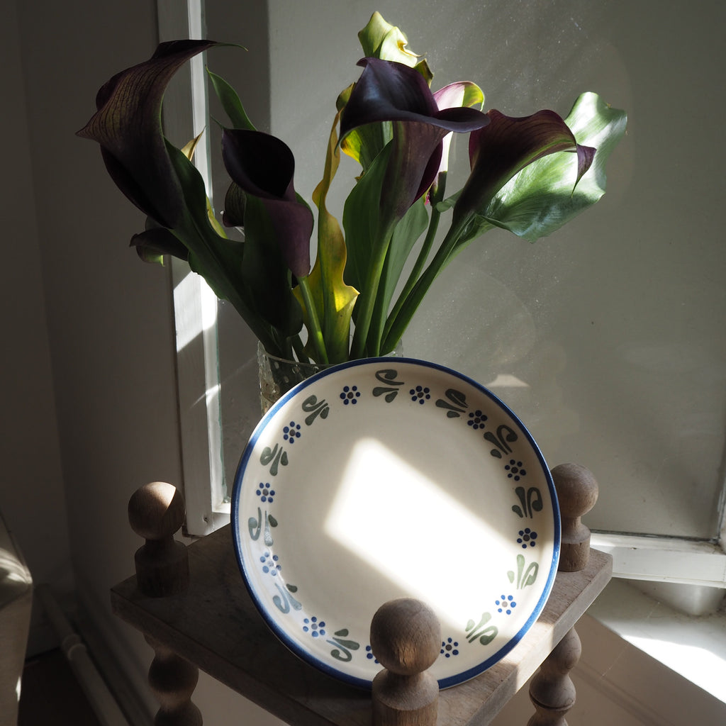 Cremefarvet frokosttallerken m. blå/grønne blomster