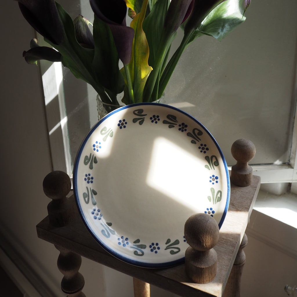 Cremefarvet frokosttallerken m. blå/grønne blomster