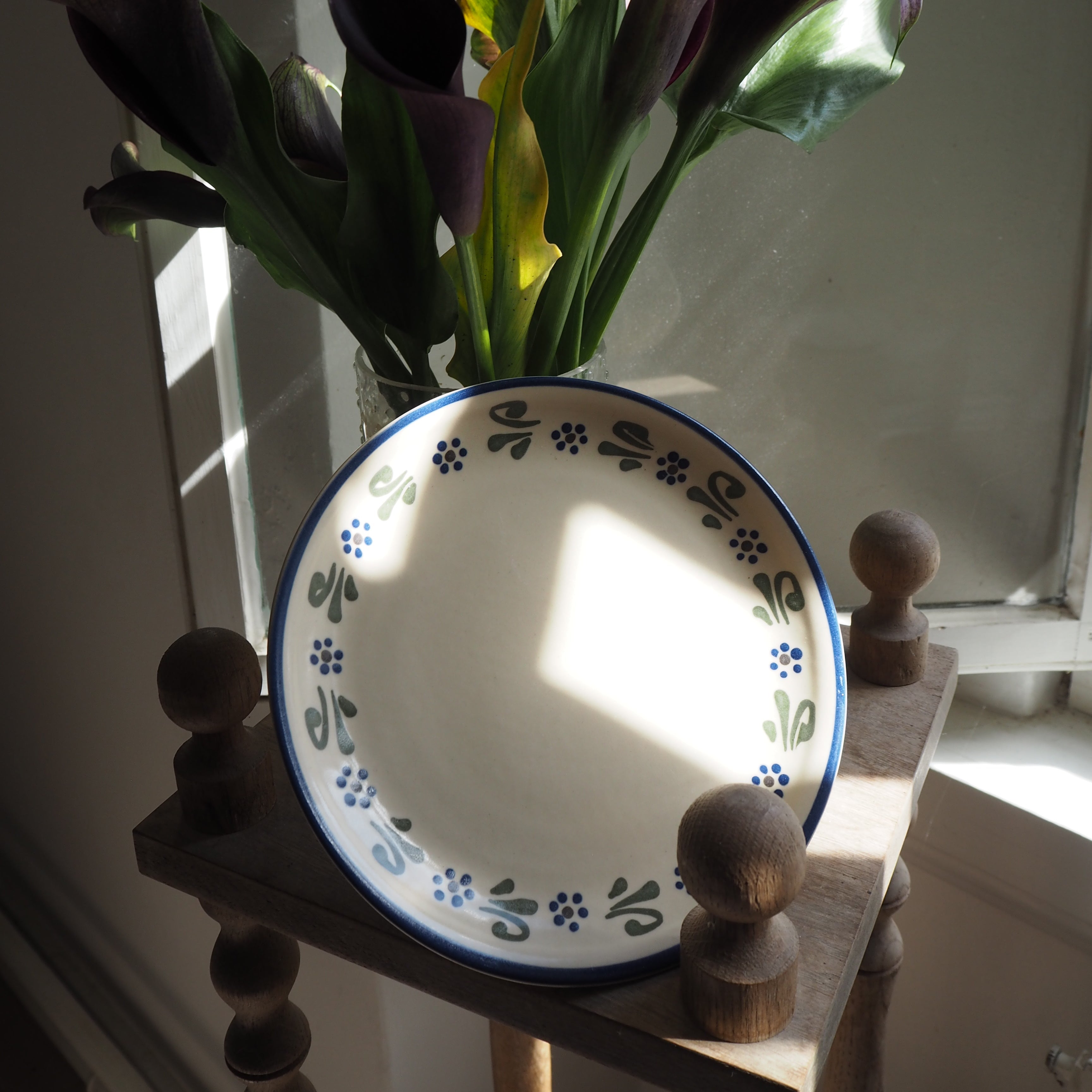 Cremefarvet frokosttallerken m. blå/grønne blomster
