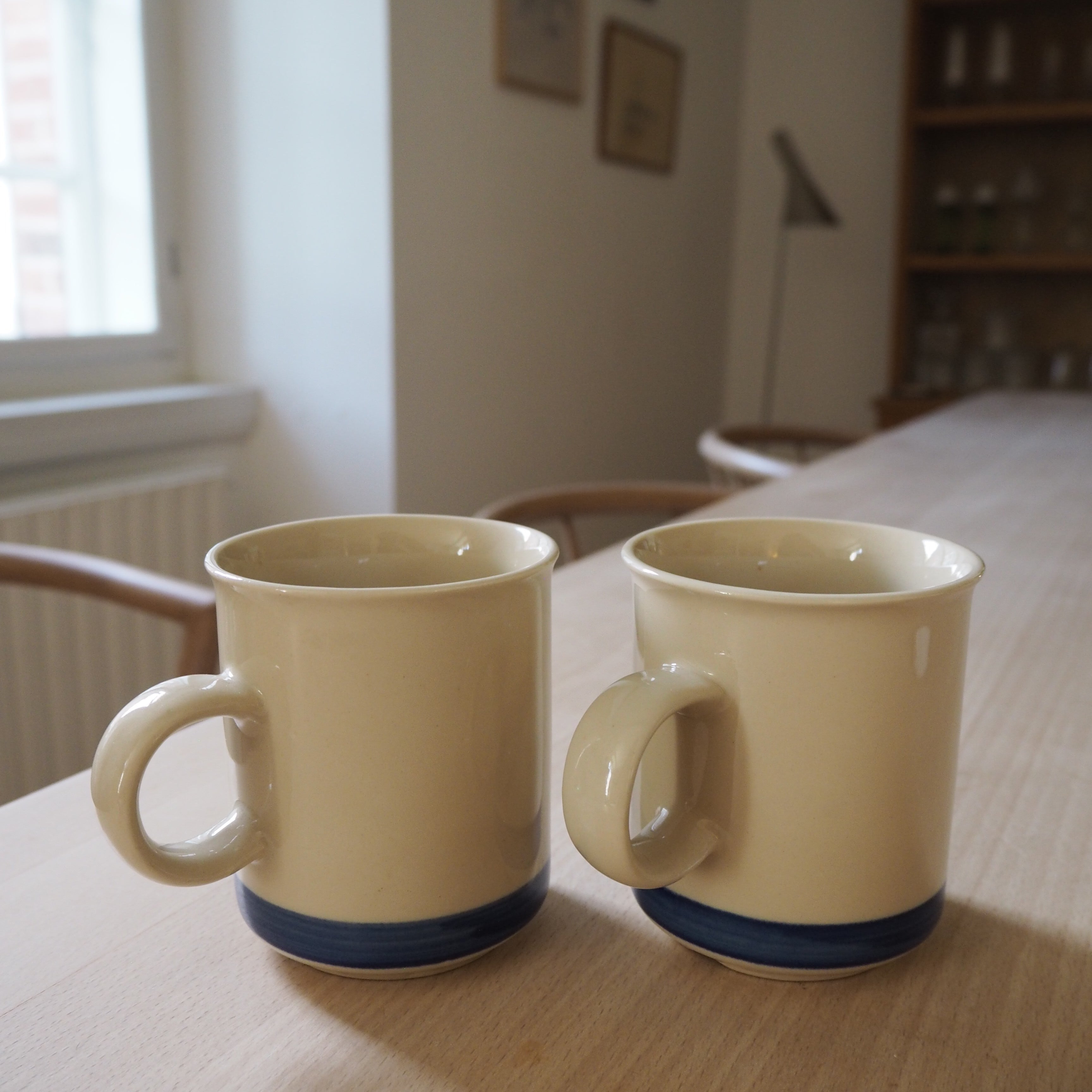 Cremefarvet kaffekrus m. blå kant