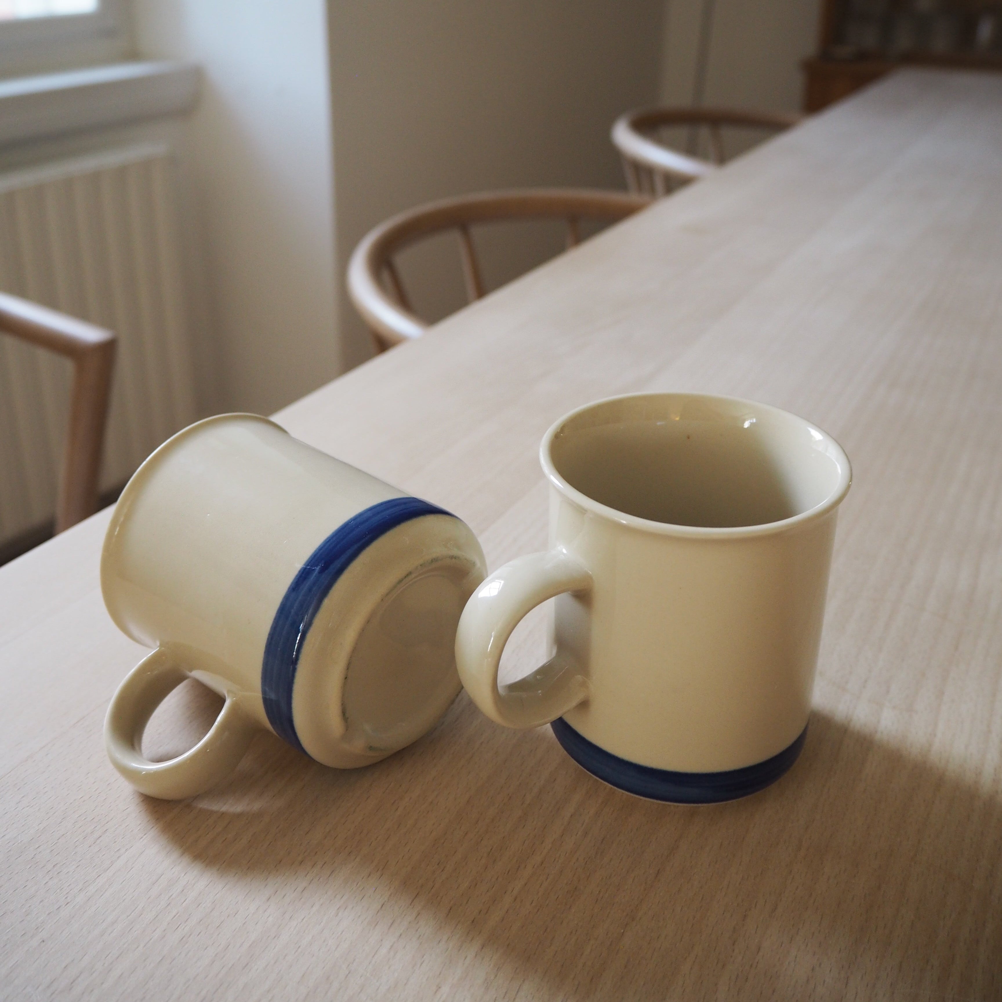Cremefarvet kaffekrus m. blå kant