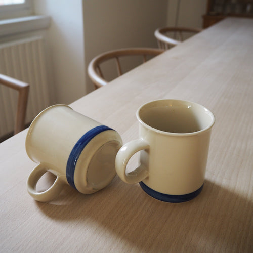 Cremefarvet kaffekrus m. blå kant