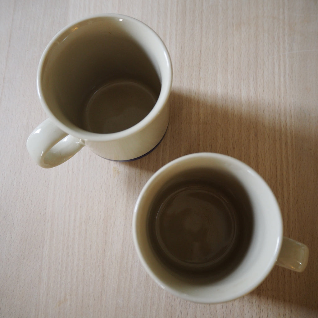 Cremefarvet kaffekrus m. blå kant