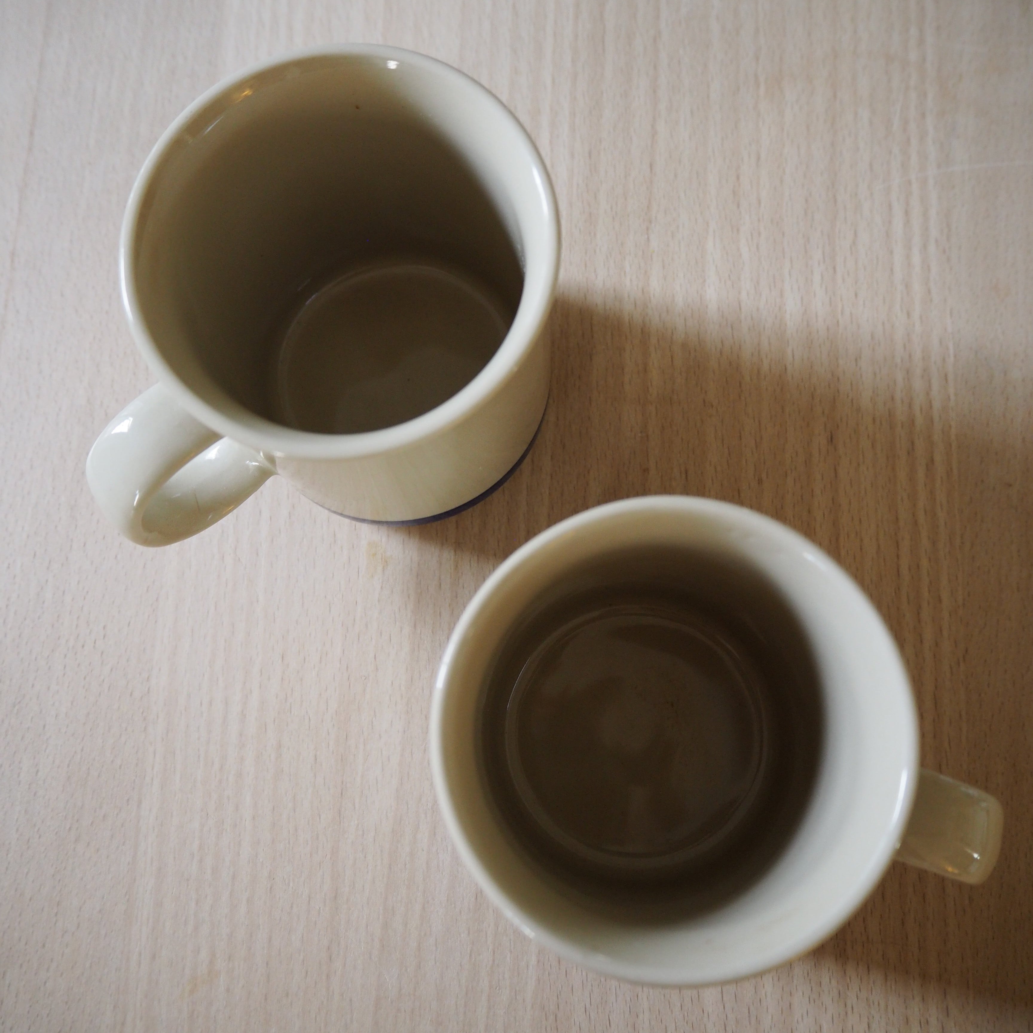 Cremefarvet kaffekrus m. blå kant