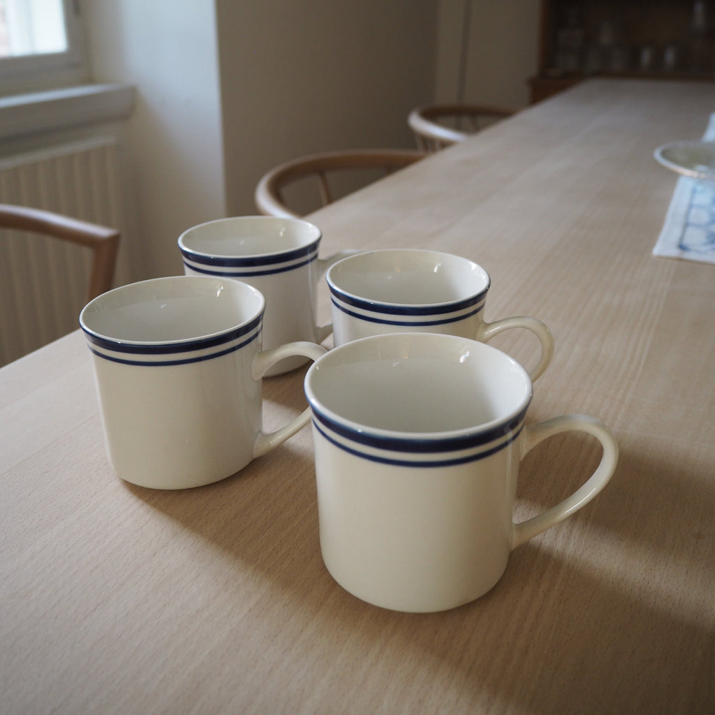 Hvide kaffekrus m. blå kant