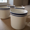 Hvide kaffekrus m. blå kant