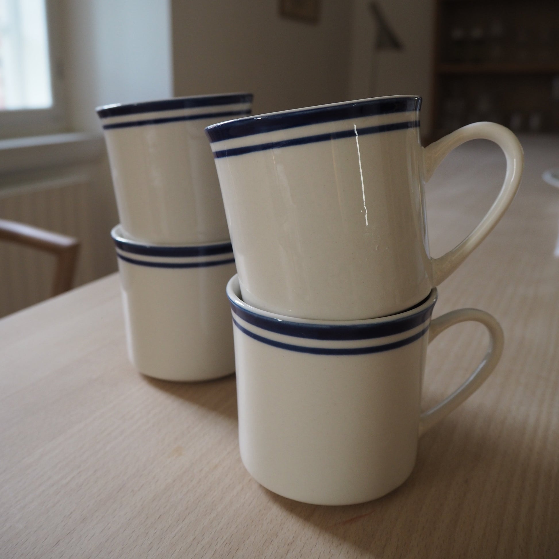 Hvide kaffekrus m. blå kant