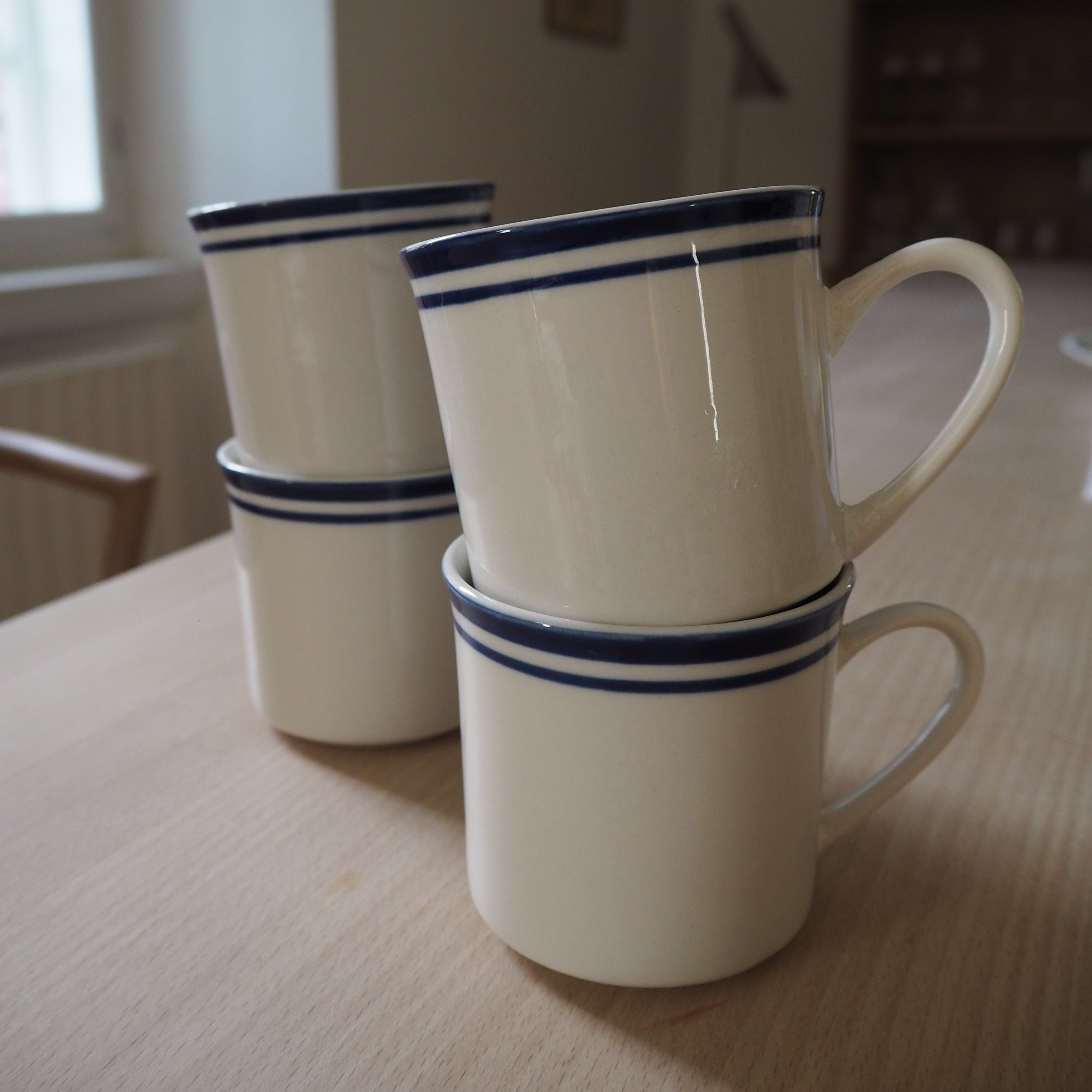 Hvide kaffekrus m. blå kant