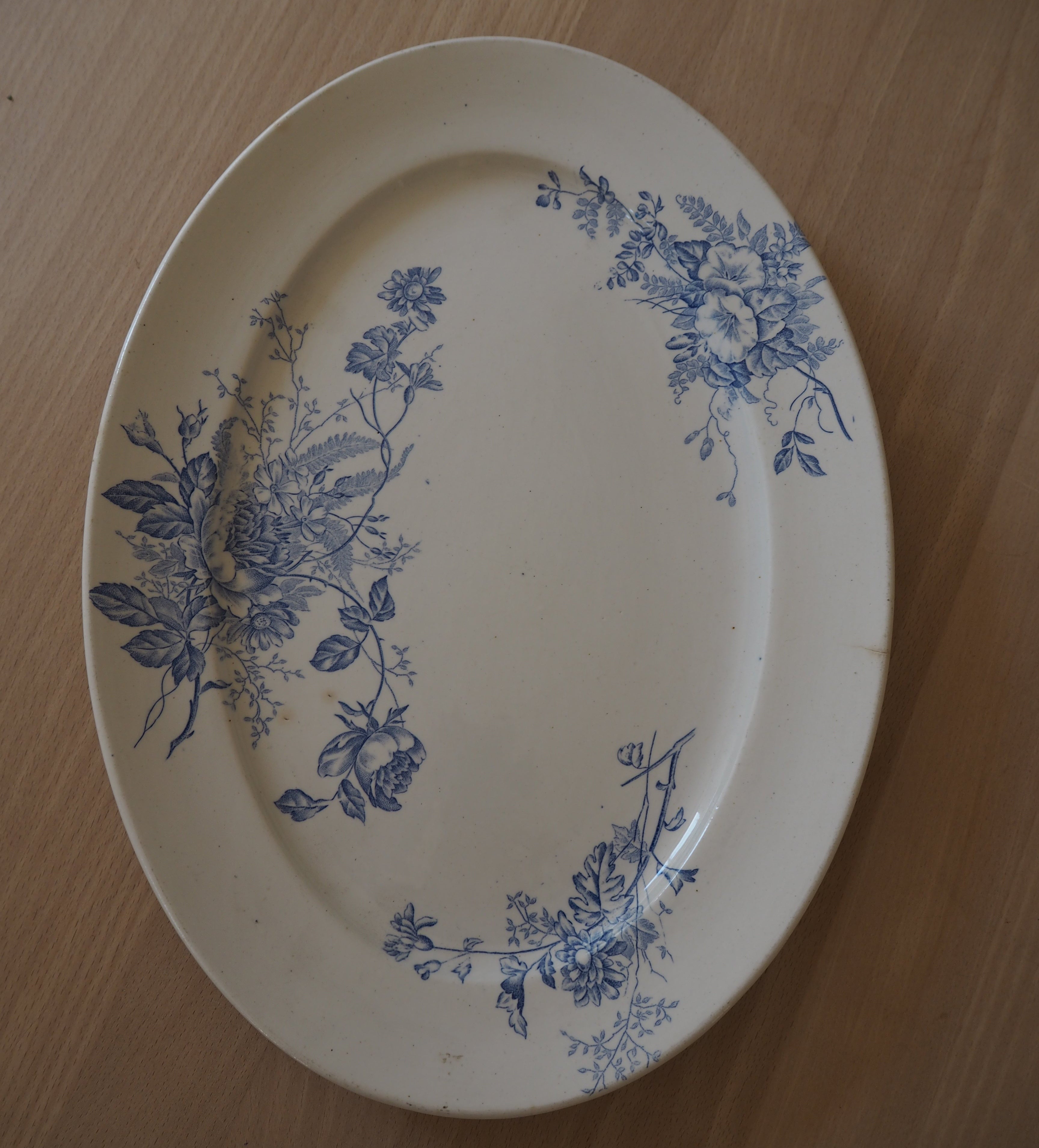 Hvid fajance fad m. blå blomster
