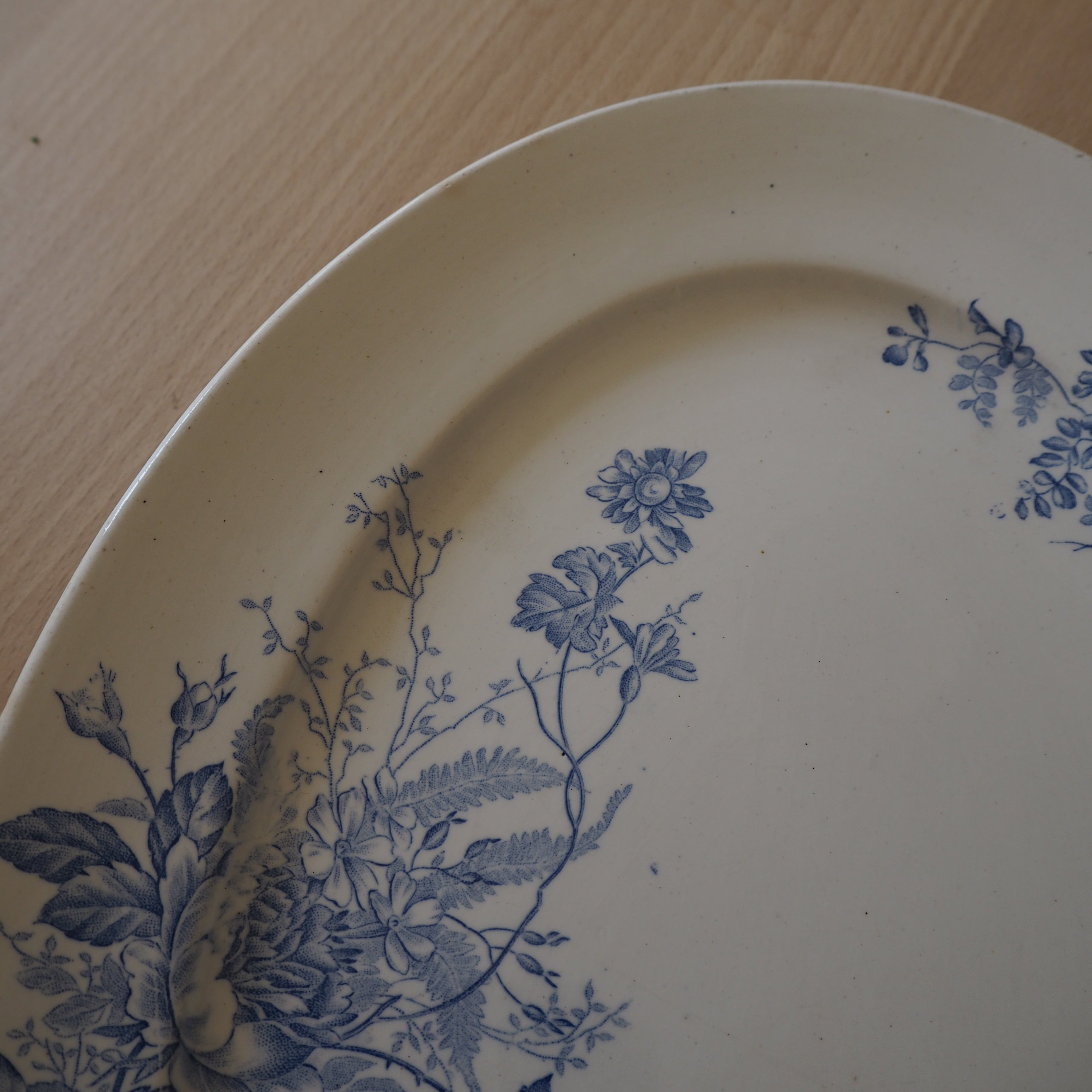 Hvid fajance fad m. blå blomster