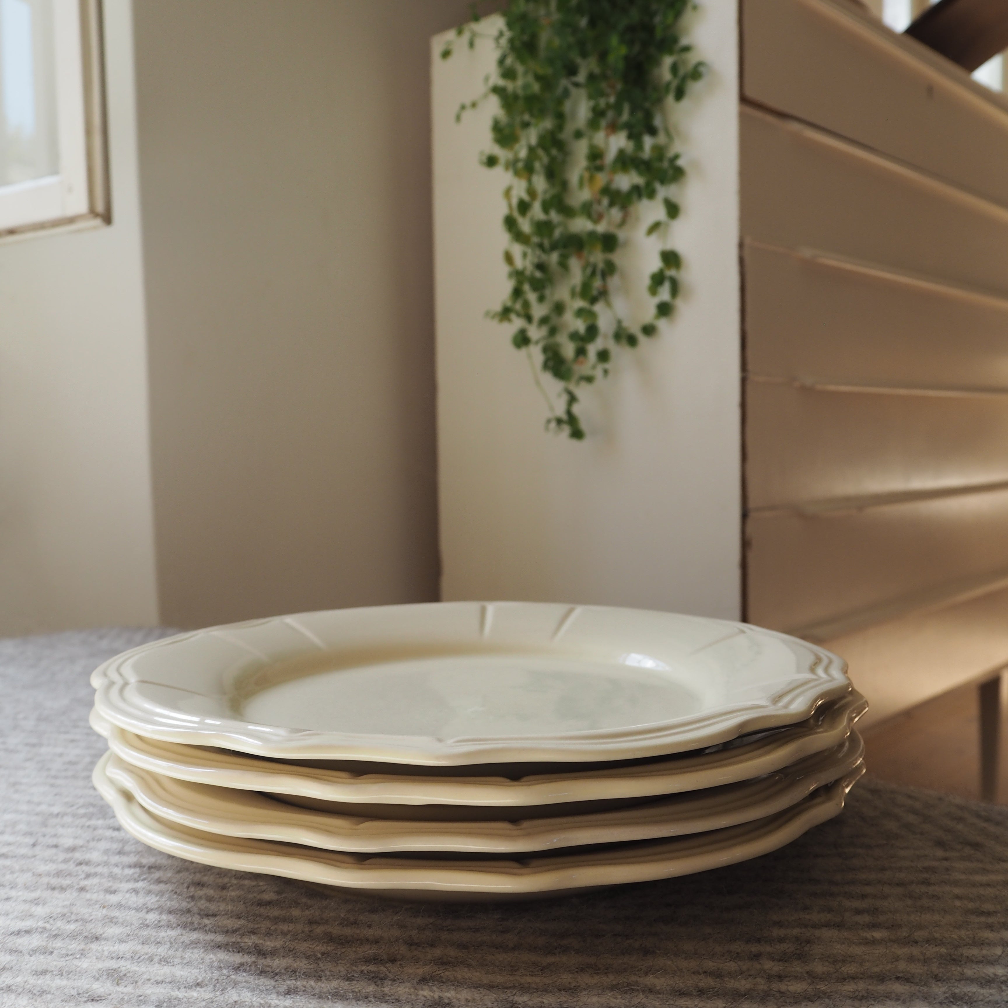 Cremefarvet tallerkener m. rillet kant