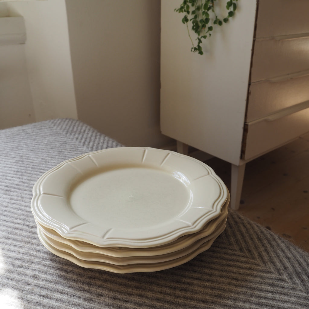 Cremefarvet tallerkener m. rillet kant
