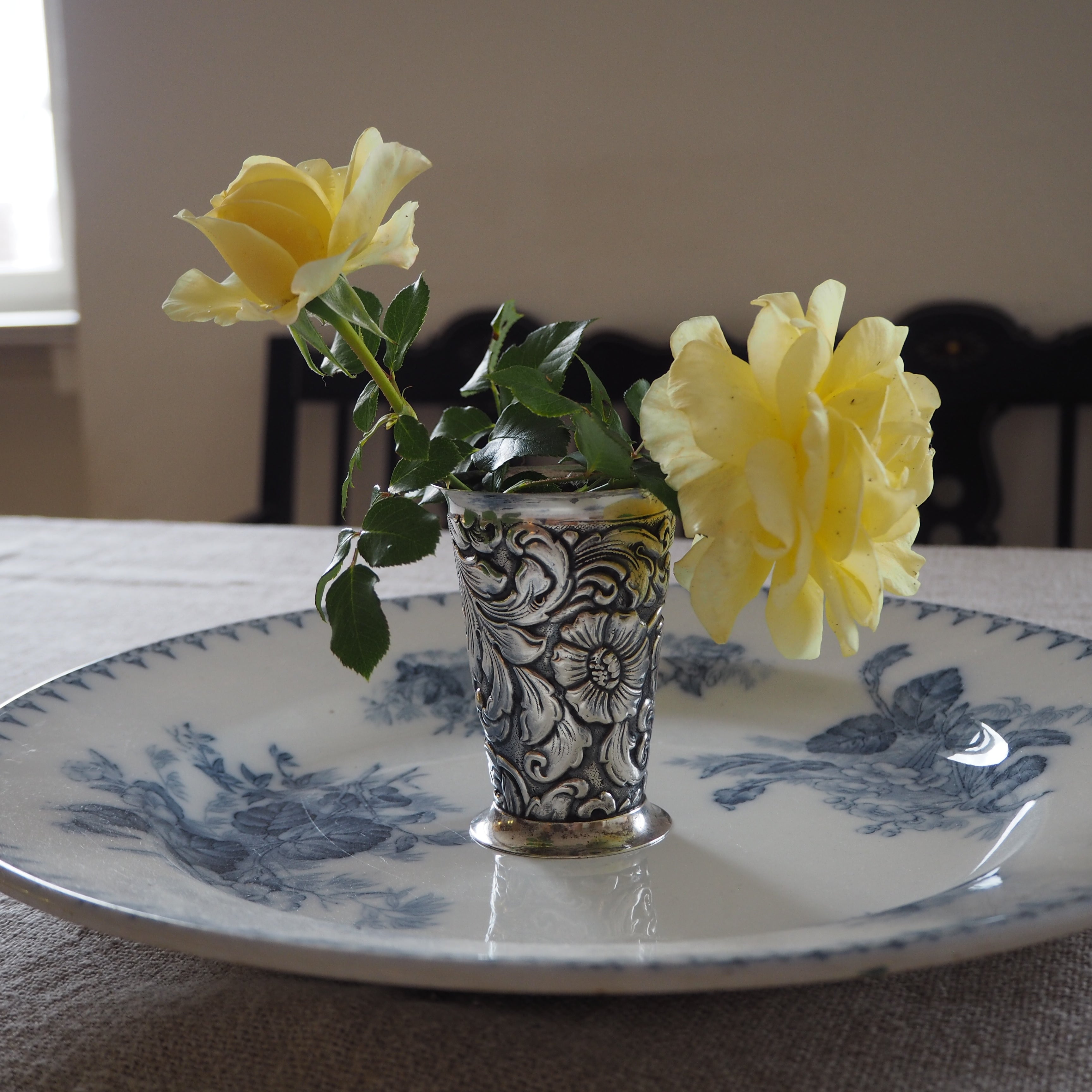 Sølvplet vase m. blomster