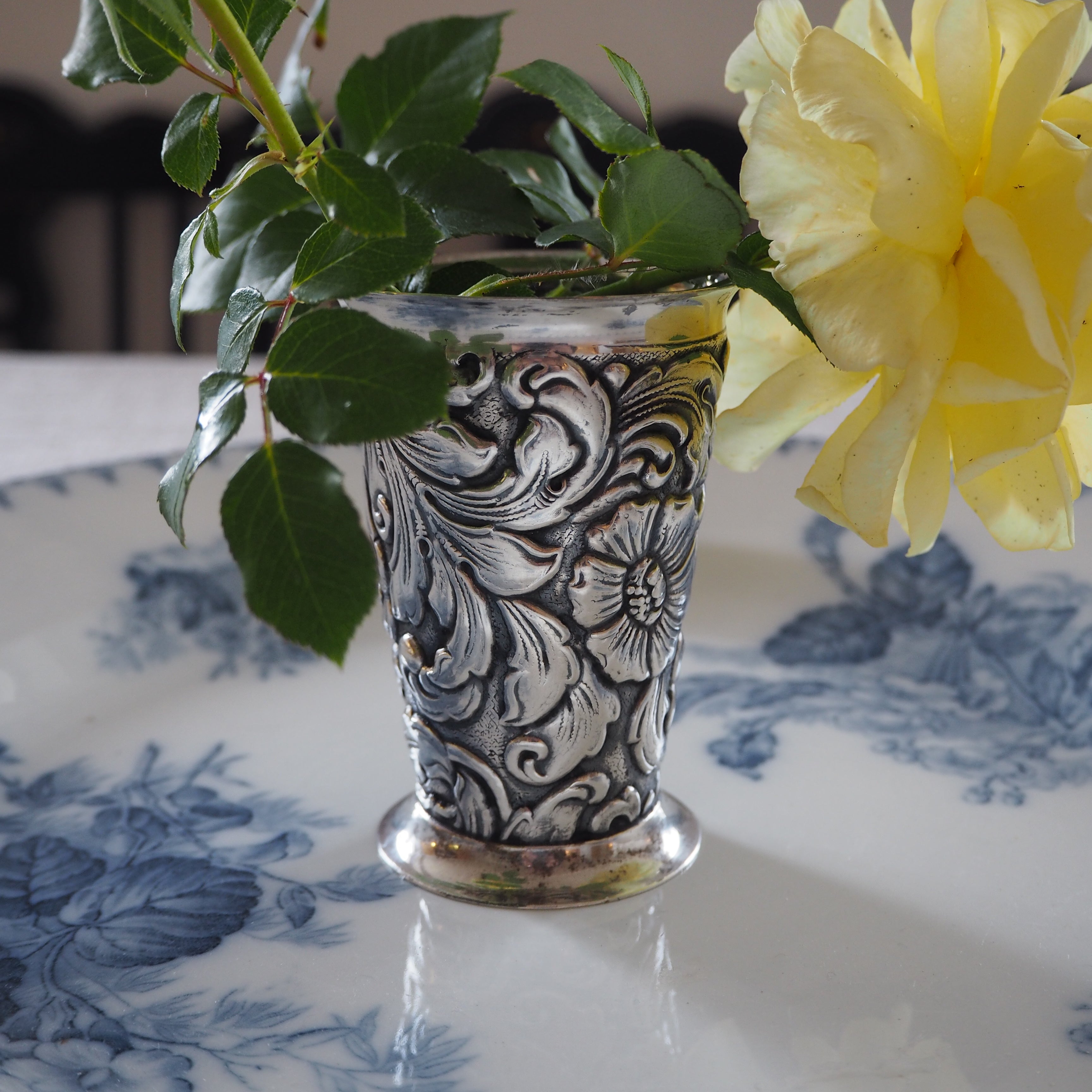 Sølvplet vase m. blomster