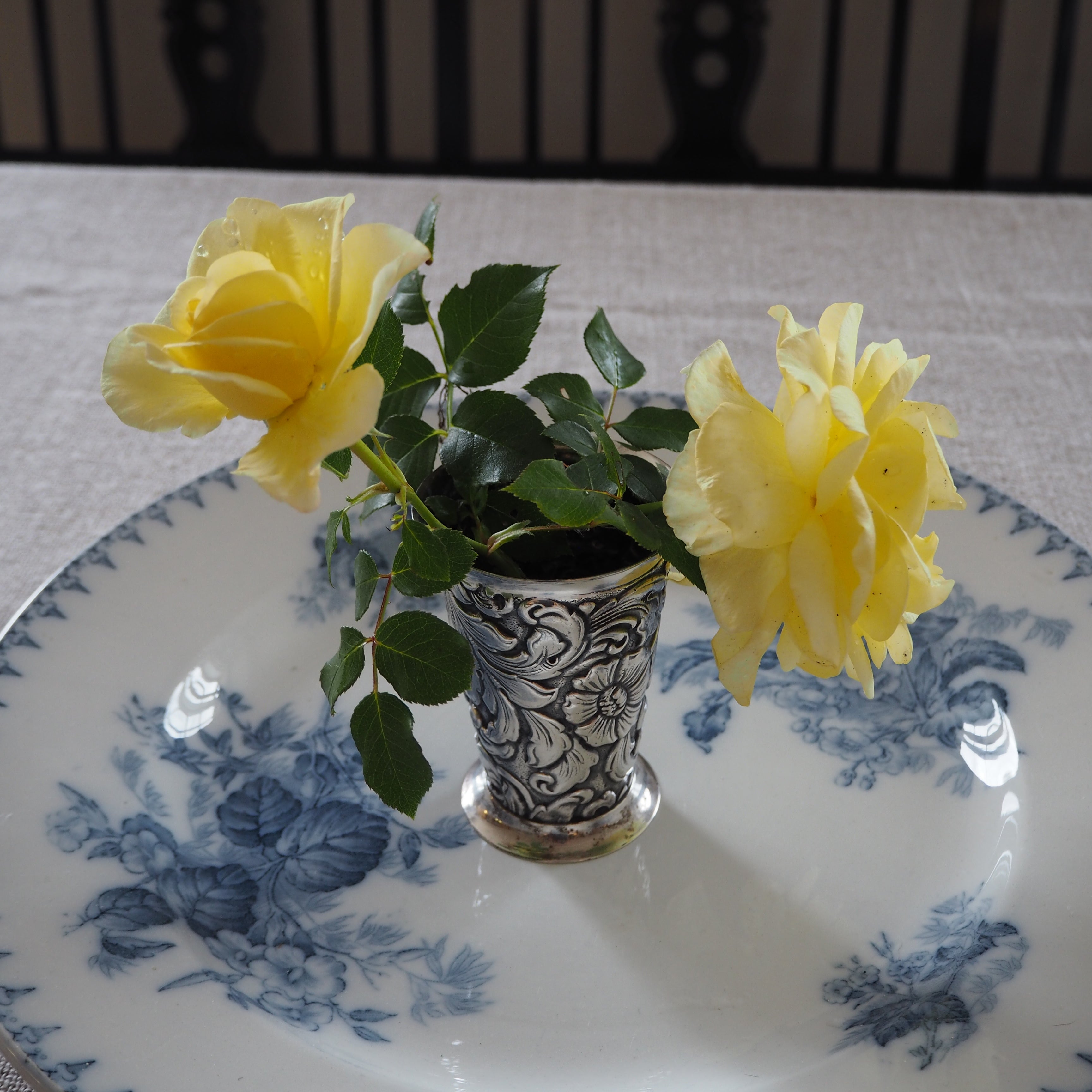 Sølvplet vase m. blomster