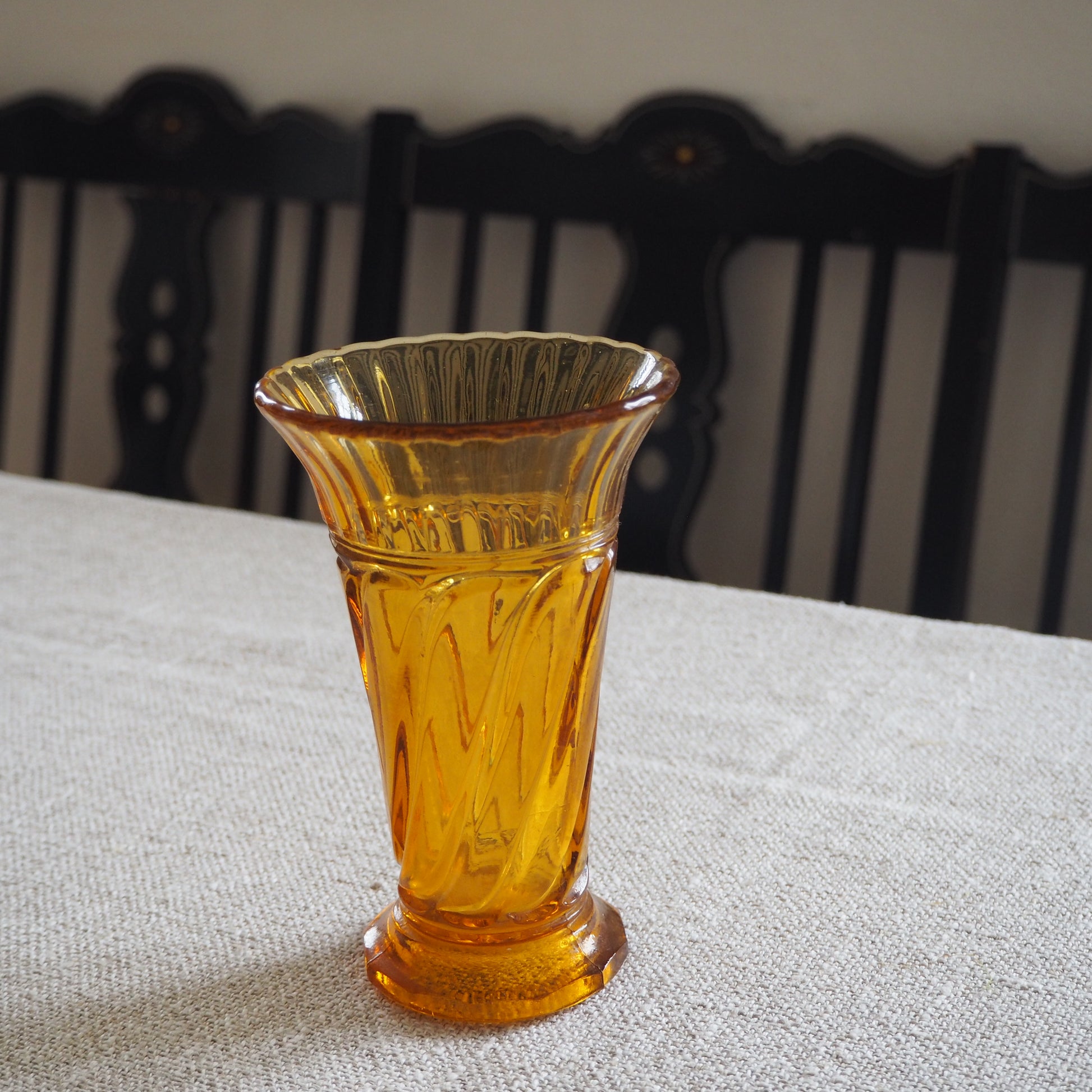 Ravfarvet Fyens Glasværk Skjold vase