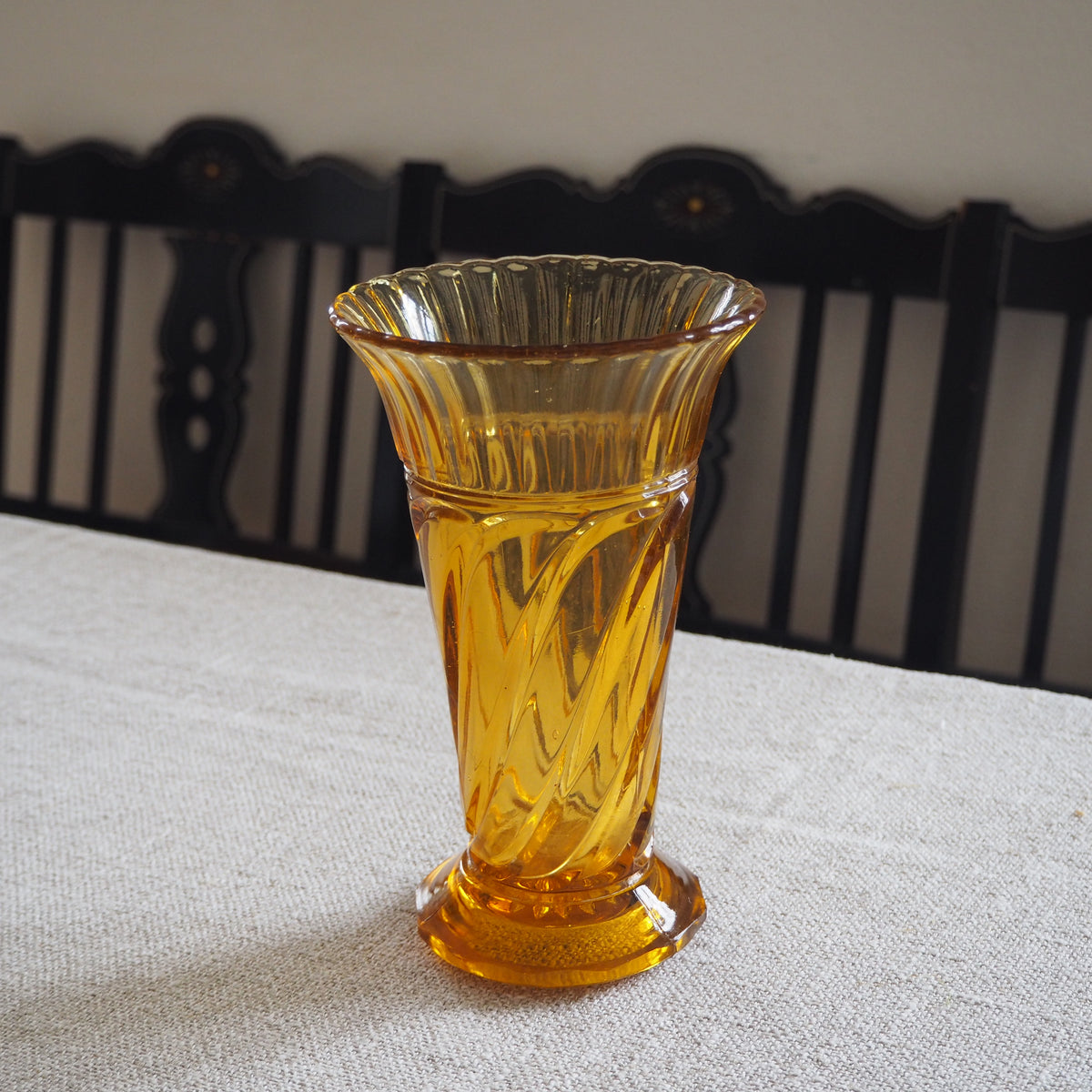 Ravfarvet Fyens Glasværk Skjold vase